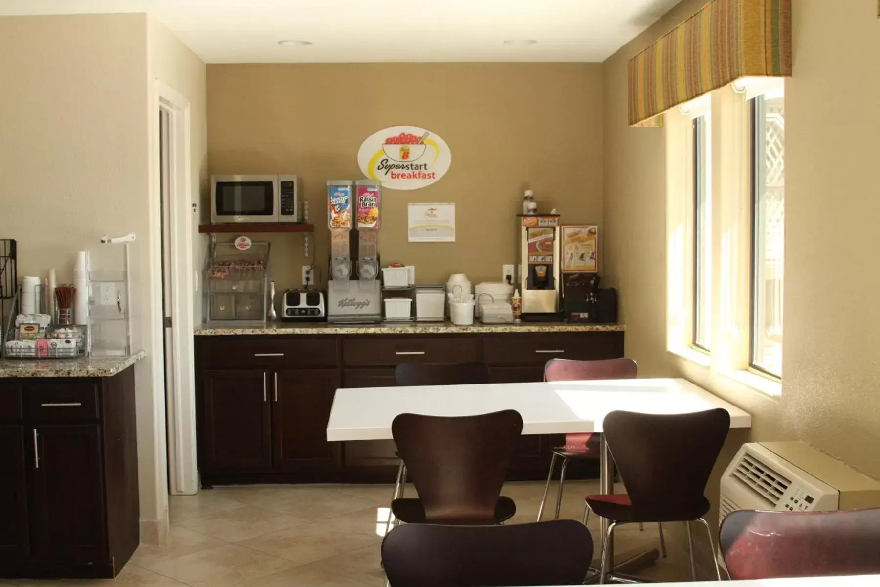 Restaurant/places to eat in Super 8 by Wyndham Montrose