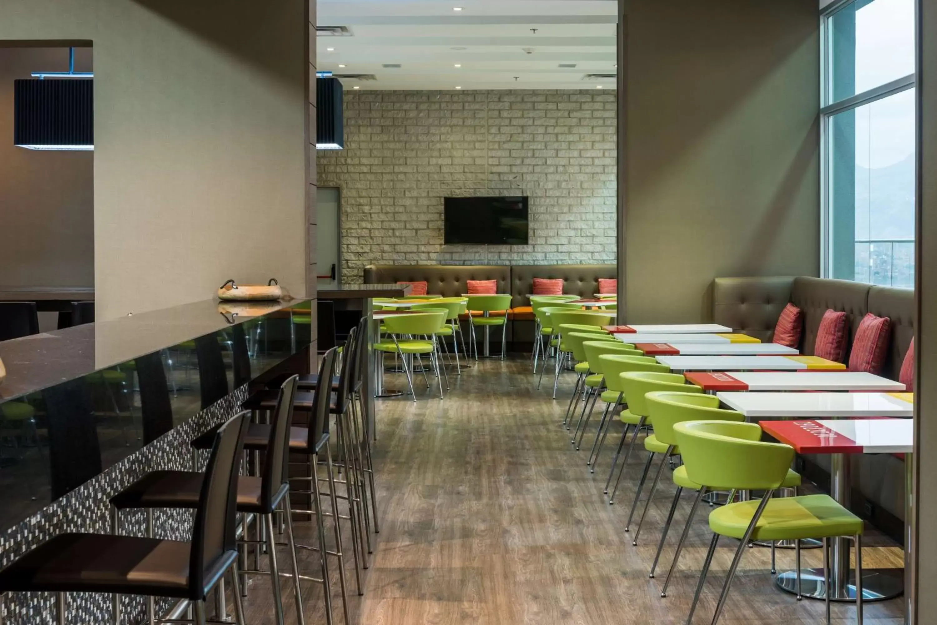 Dining area, Restaurant/Places to Eat in Hampton by Hilton Medellin