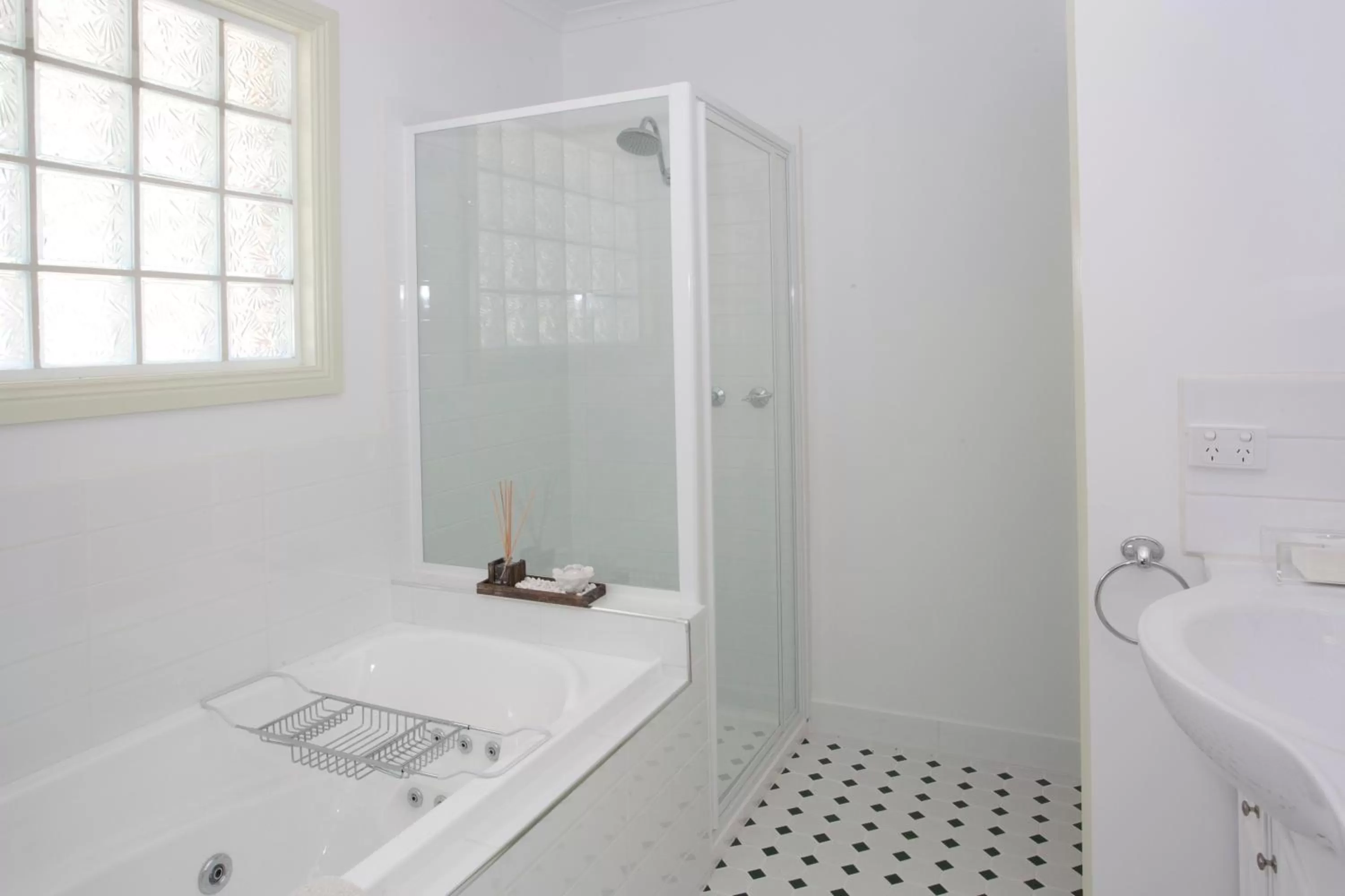 Bathroom in Honeyeater Cottage