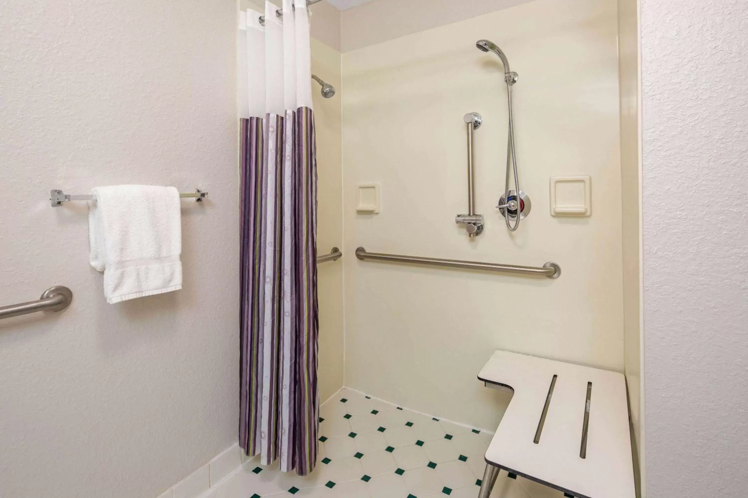Shower, Bathroom in La Quinta by Wyndham Ft. Lauderdale Plantation