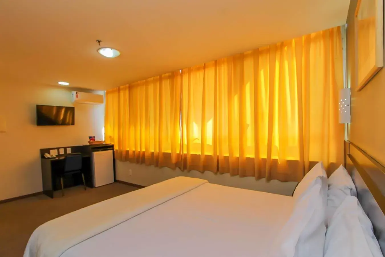 Bedroom, Bed in Coral Hotel - Próximo Av Carlos Gomes, PUCRS