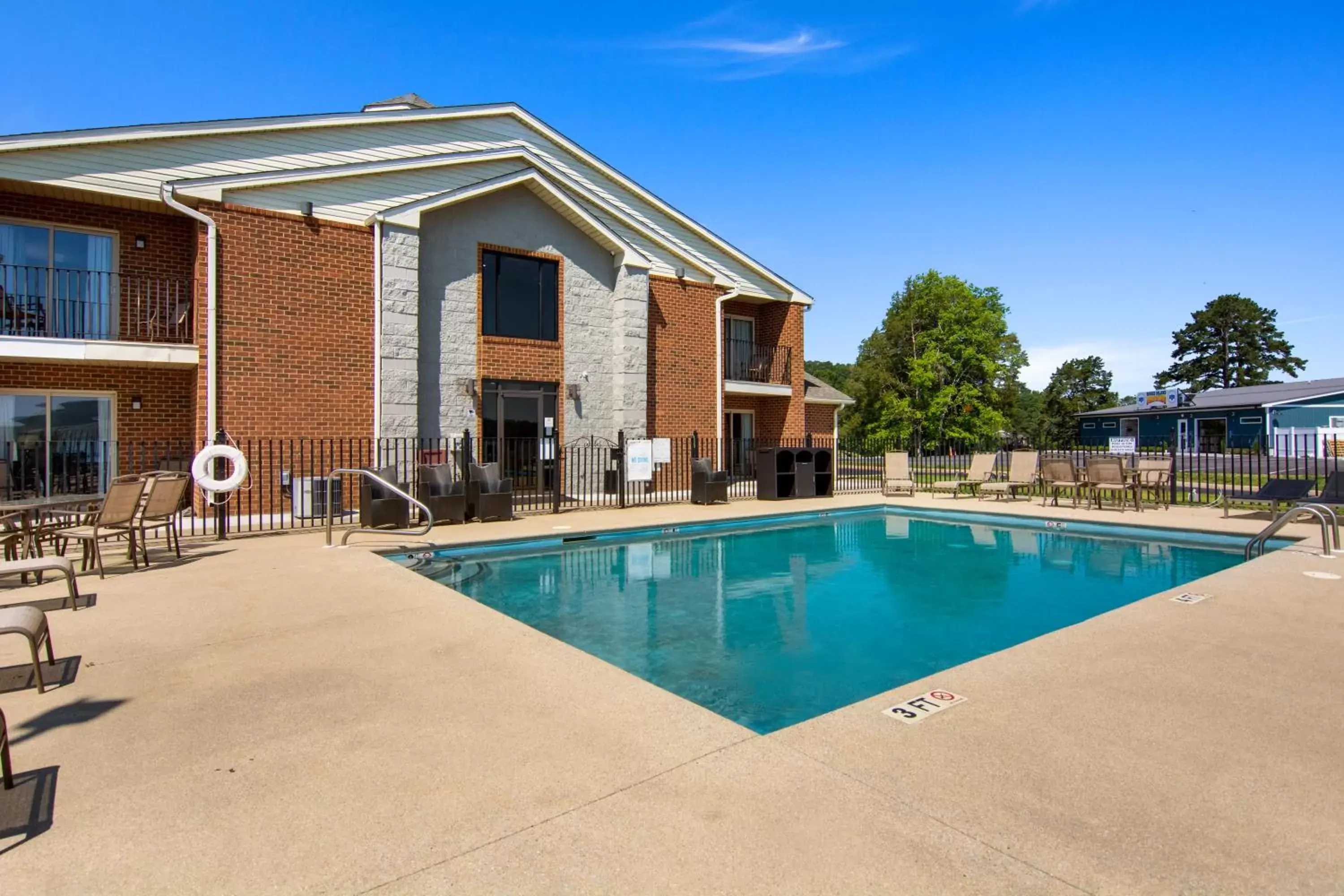 Swimming pool, Property Building in Clarion Pointe on the Lake Clarksville - South Hill West