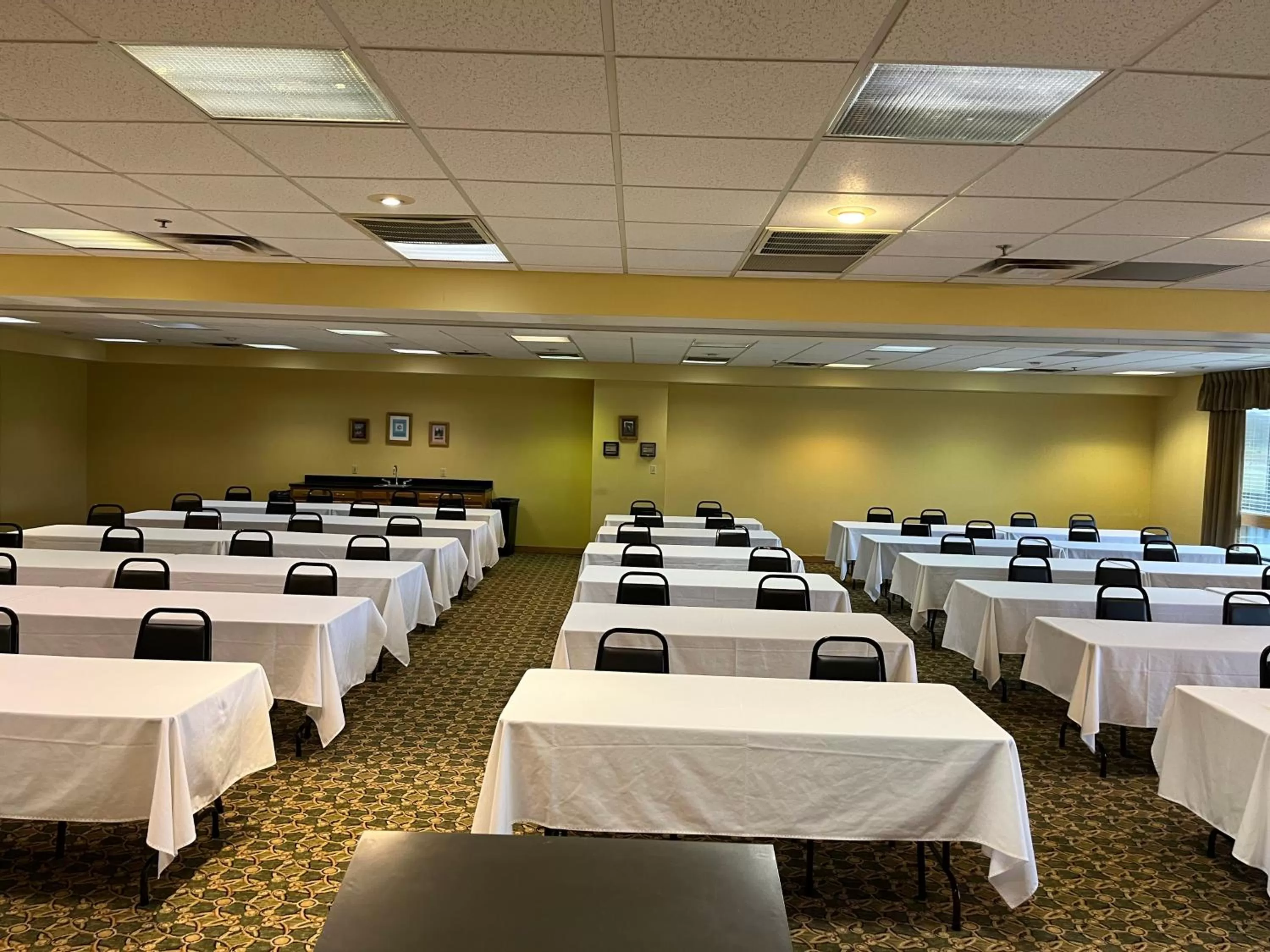 Meeting/conference room in Days Inn & Suites by Wyndham Sutton Flatwoods