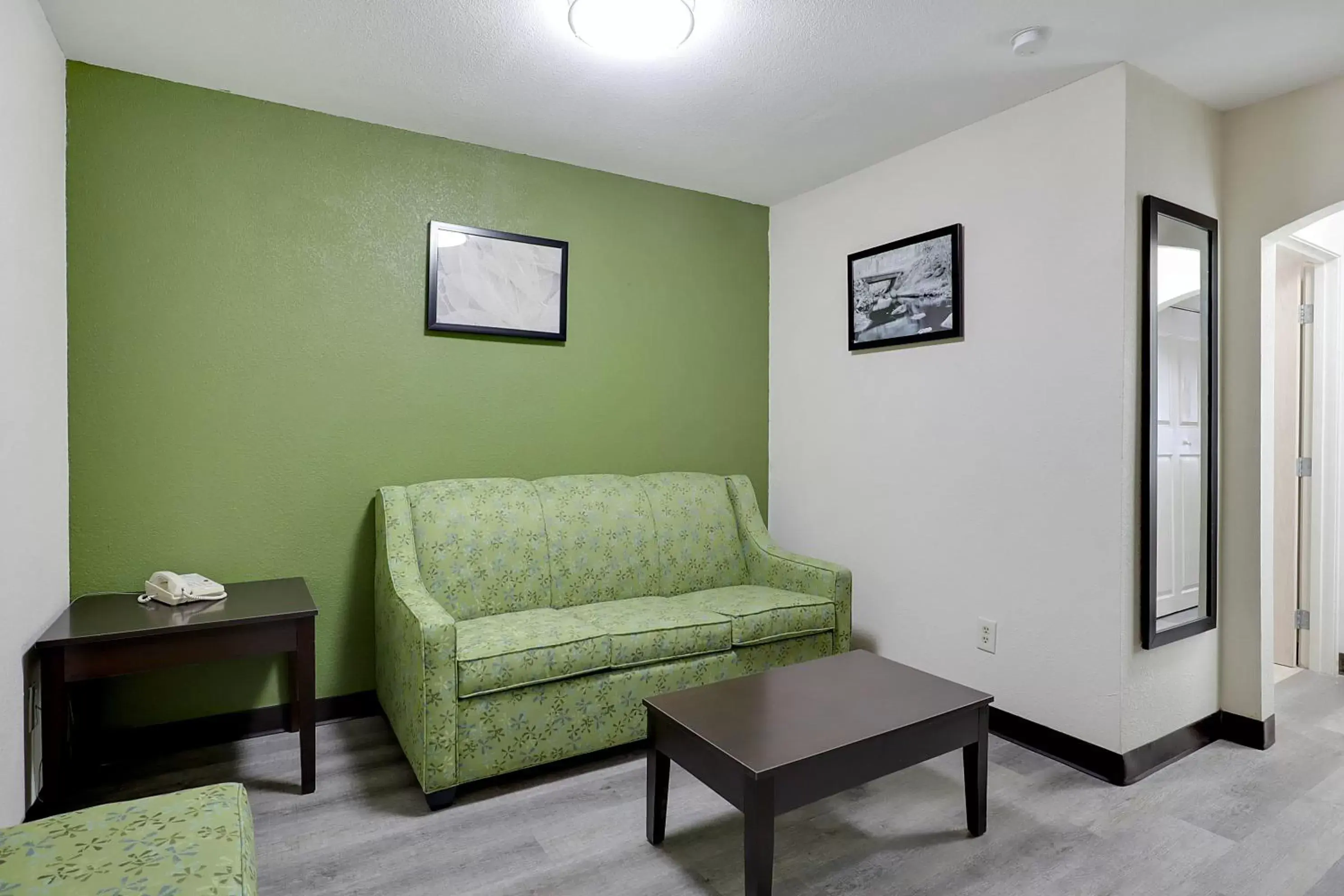 Living room, Seating Area in Quality Suites Albuquerque Airport