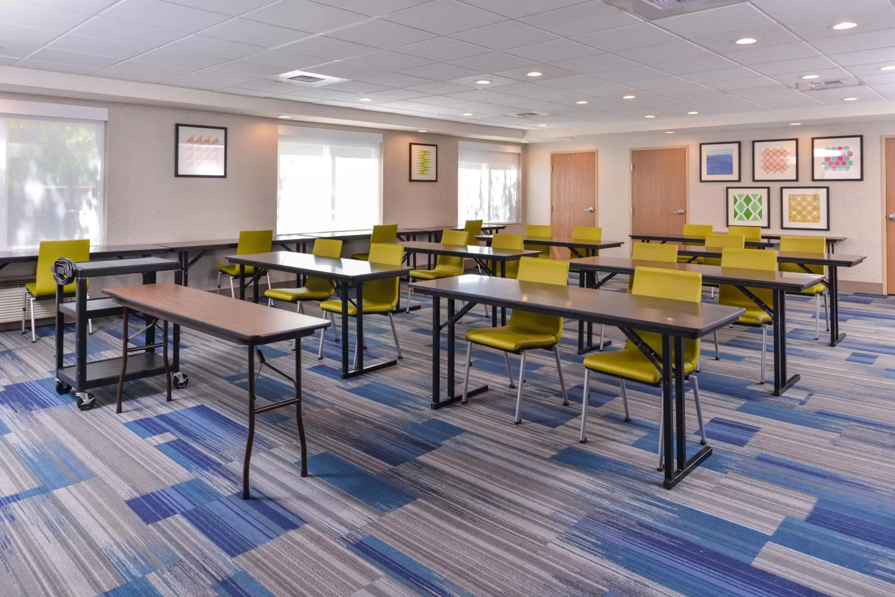 Meeting/conference room in Holiday Inn Express Hotel & Suites Lacey, an IHG Hotel