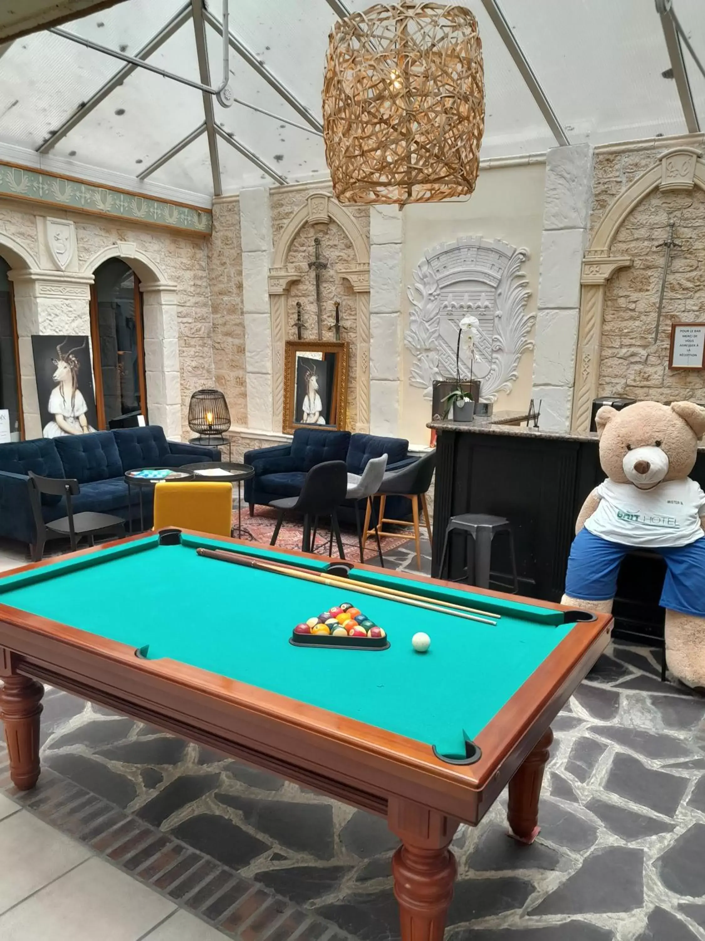 Lounge or bar, Billiards in Brit Hotel Comtes De Champagne - Troyes Centre Historique