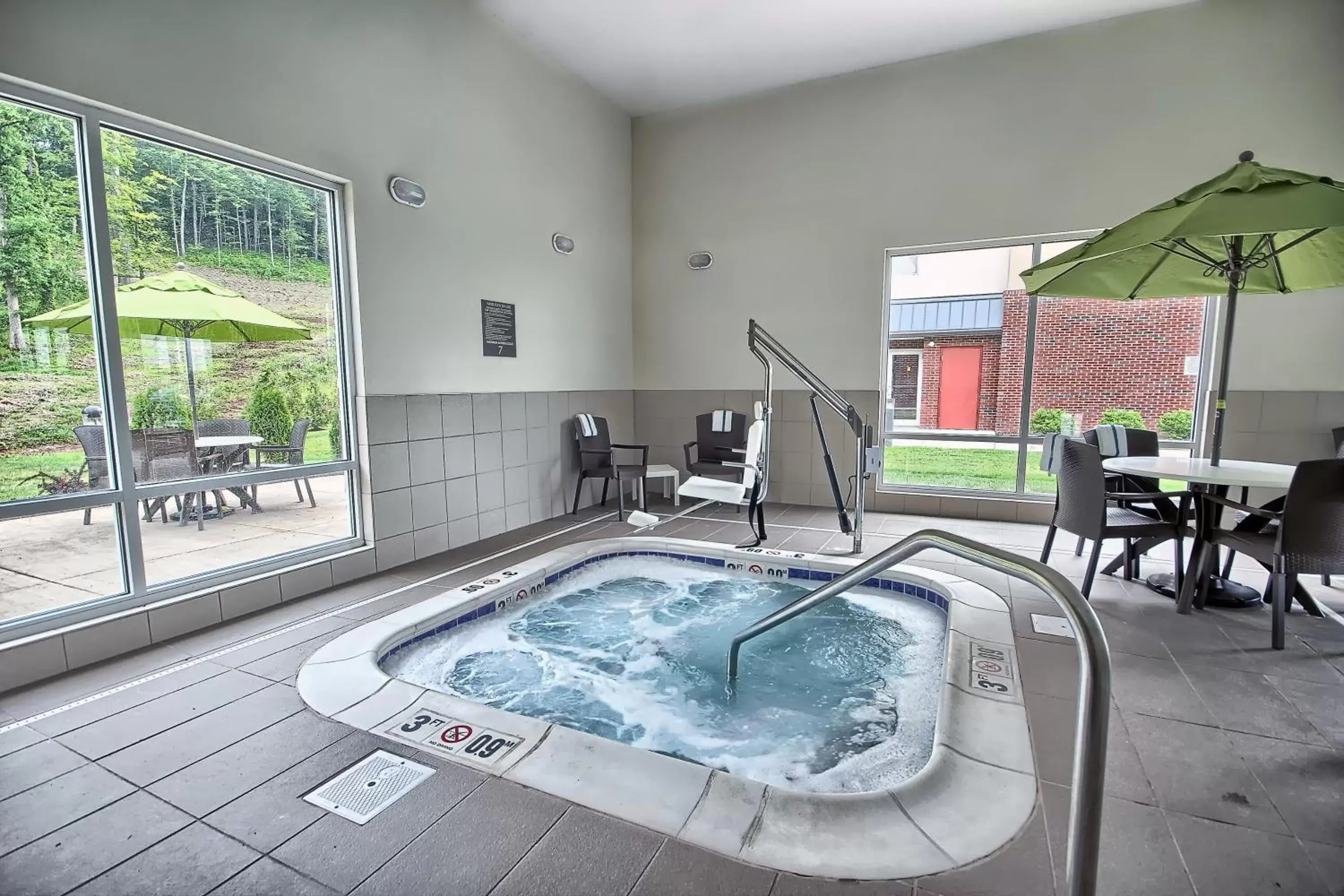 Hot Tub, Swimming Pool in Comfort Suites Marietta-Parkersburg
