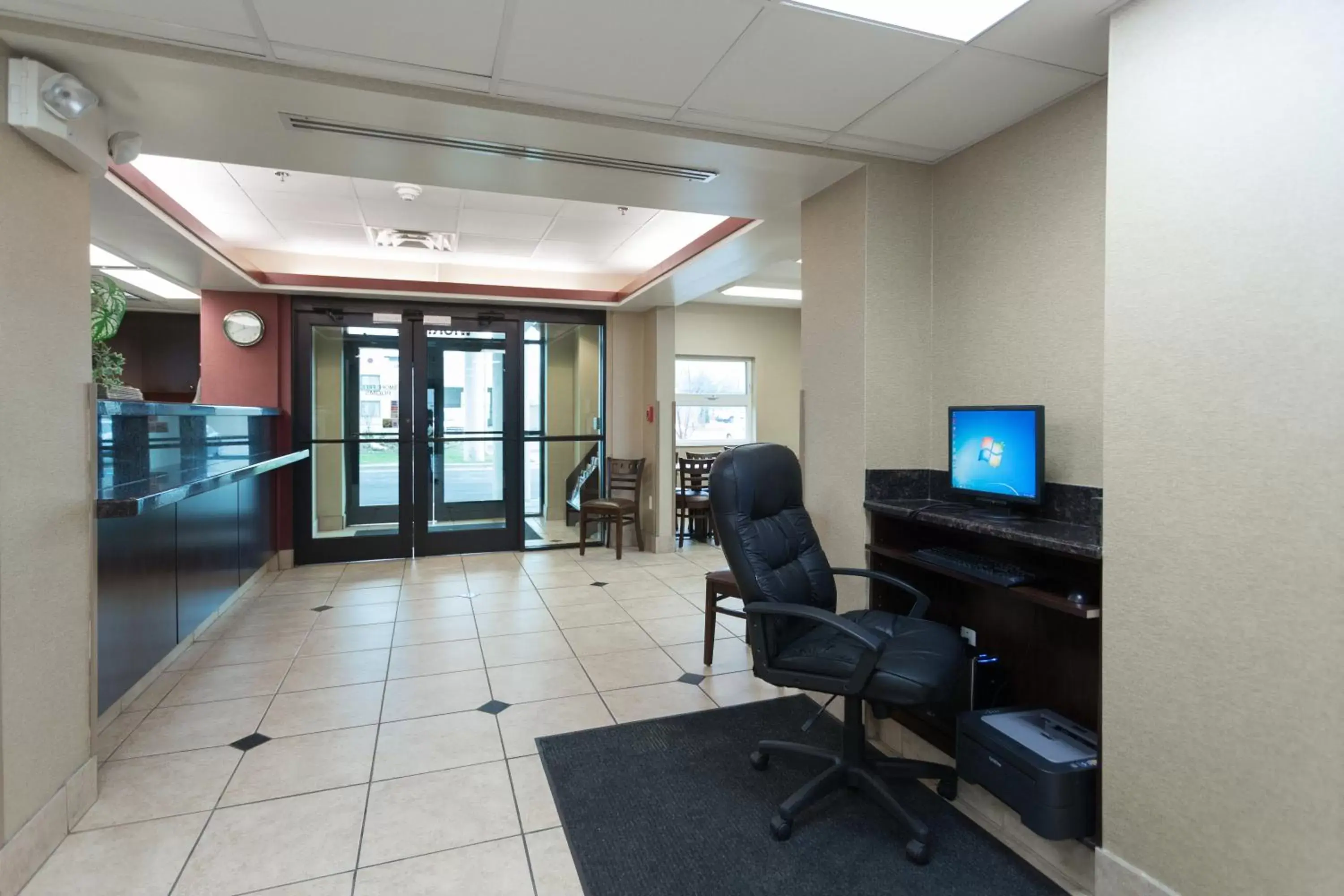 Lobby or reception in Travelodge by Wyndham Romulus Detroit Airport