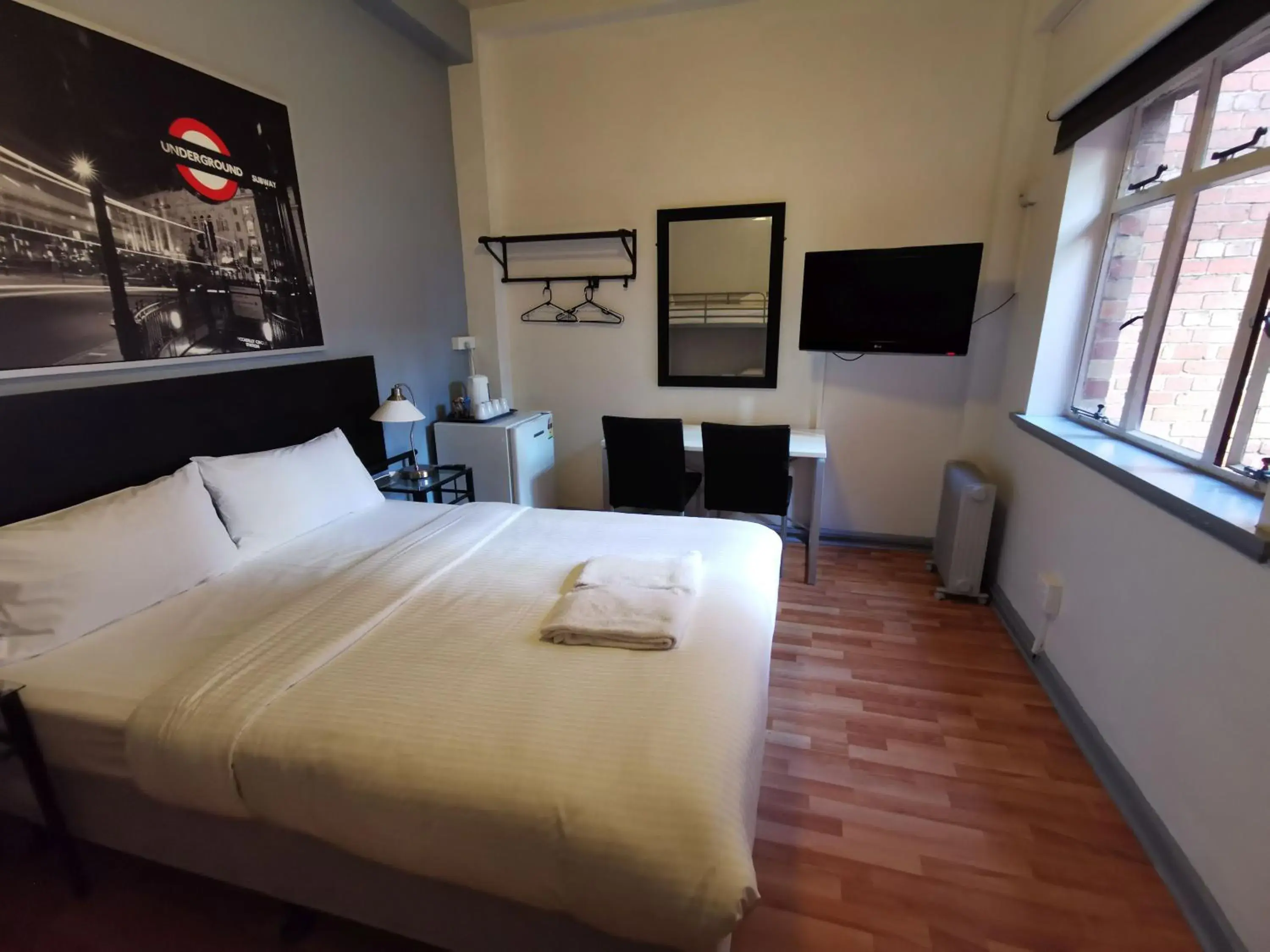 Photo of the whole room, Bed in City Centre Budget Hotel