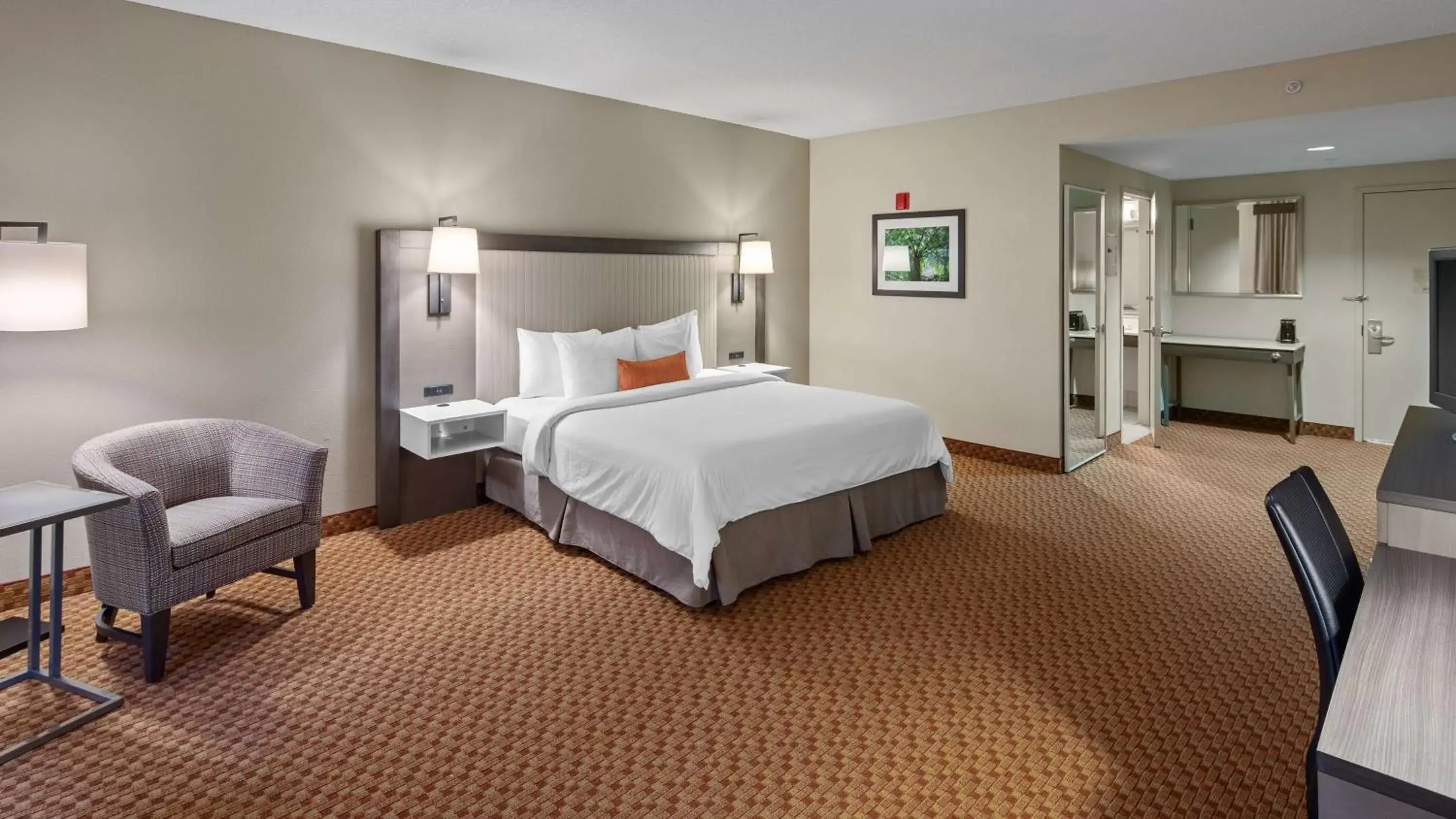 King Room with Roll-in Shower - Disability Access/Non-Smoking in Best Western Plus Kendall Hotel & Suites