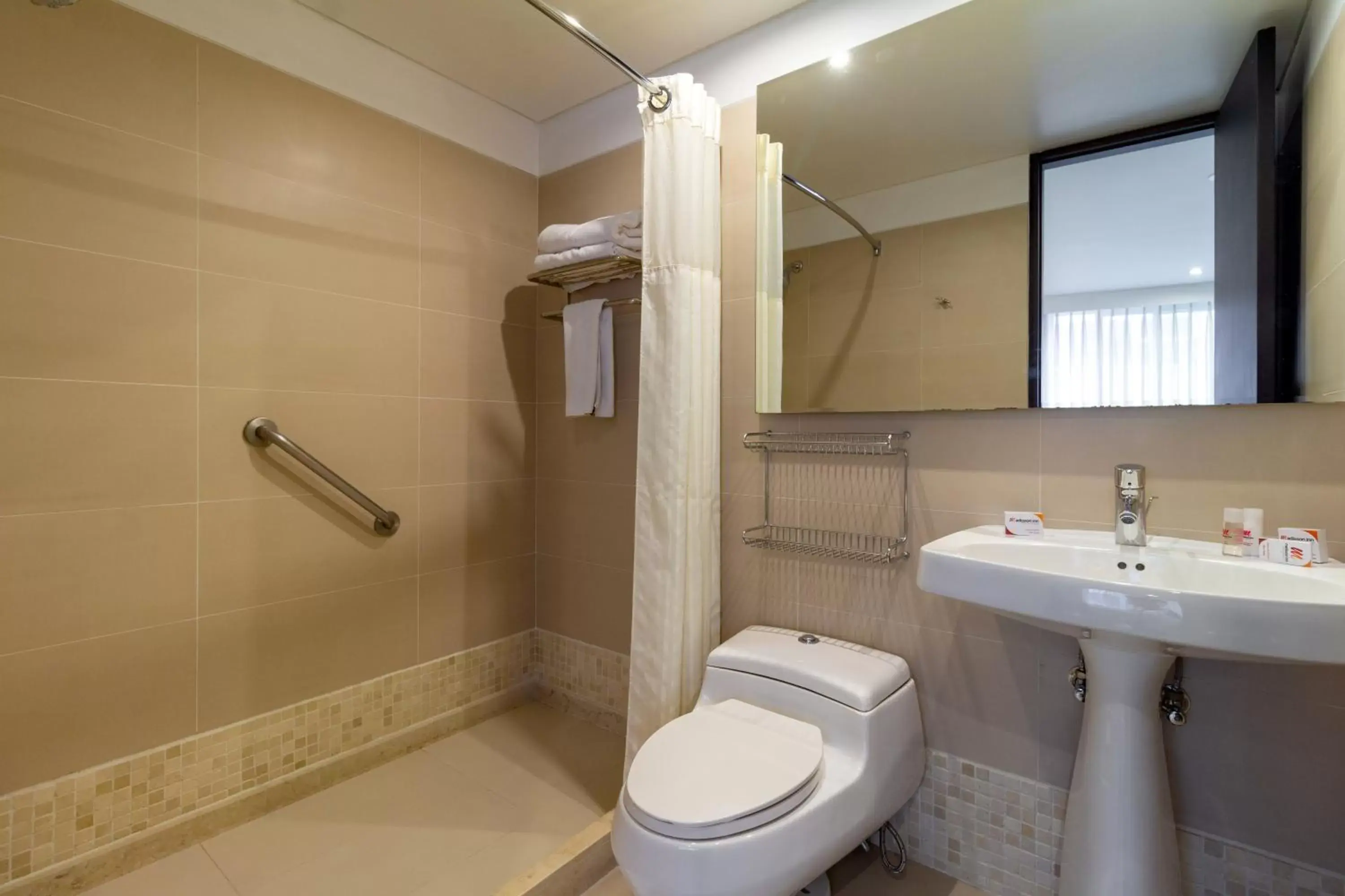 Bathroom in Hotel Madisson Inn Luxury By GEH Suites