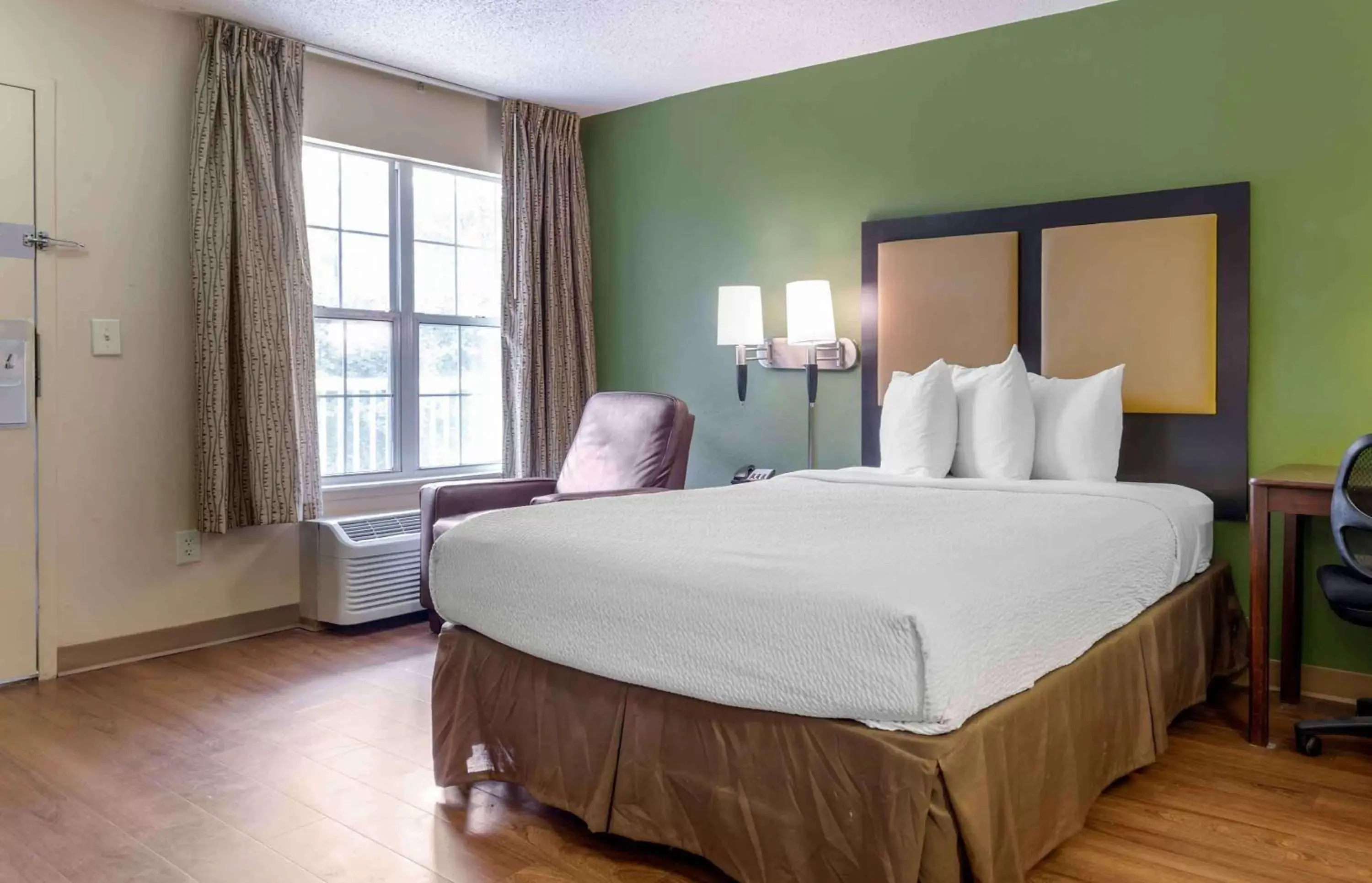 Bedroom, Bed in Extended Stay America Select Suites - Raleigh - RDU Airport