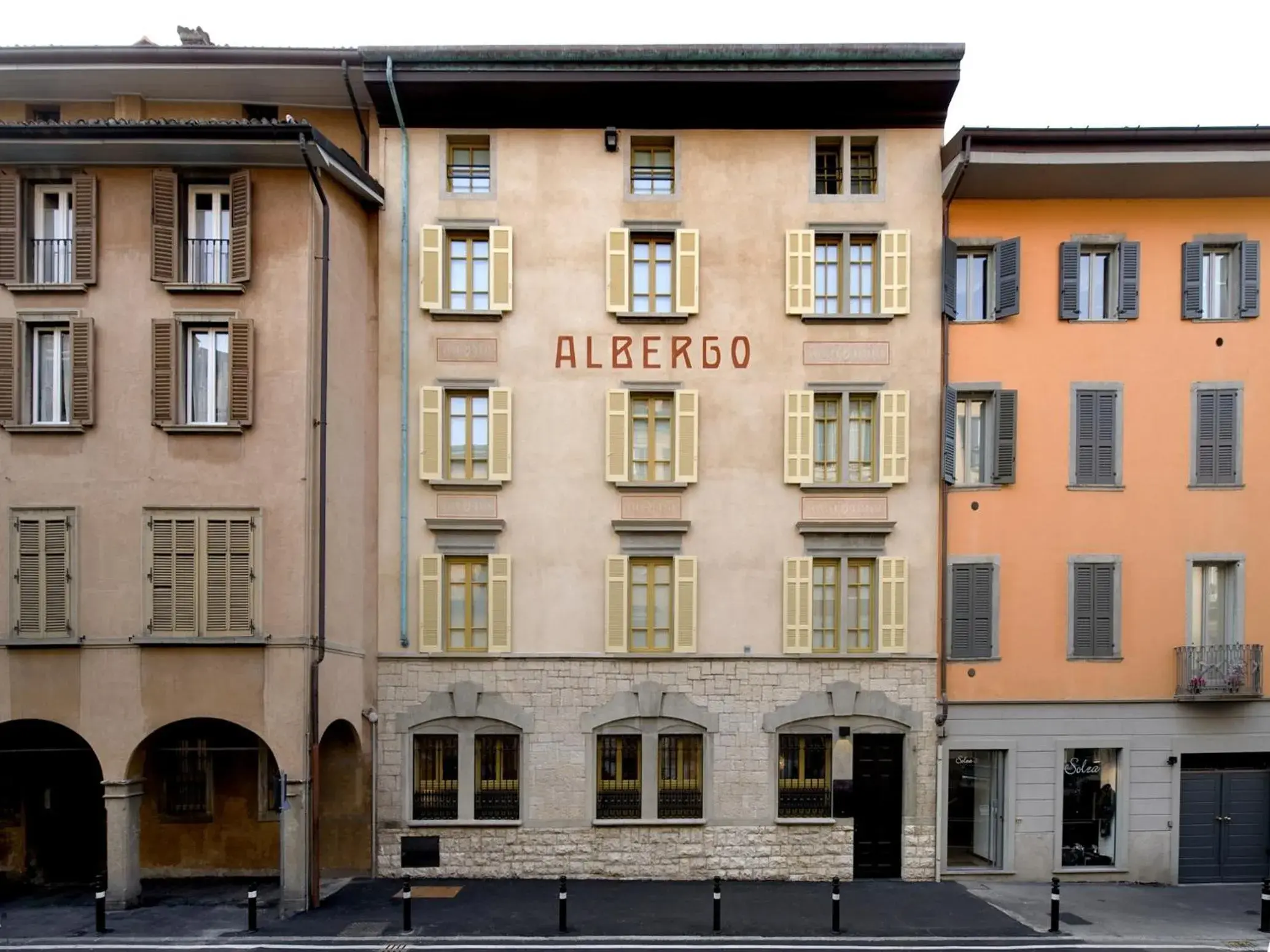 Facade/entrance, Property Building in Petronilla - Hotel In Bergamo