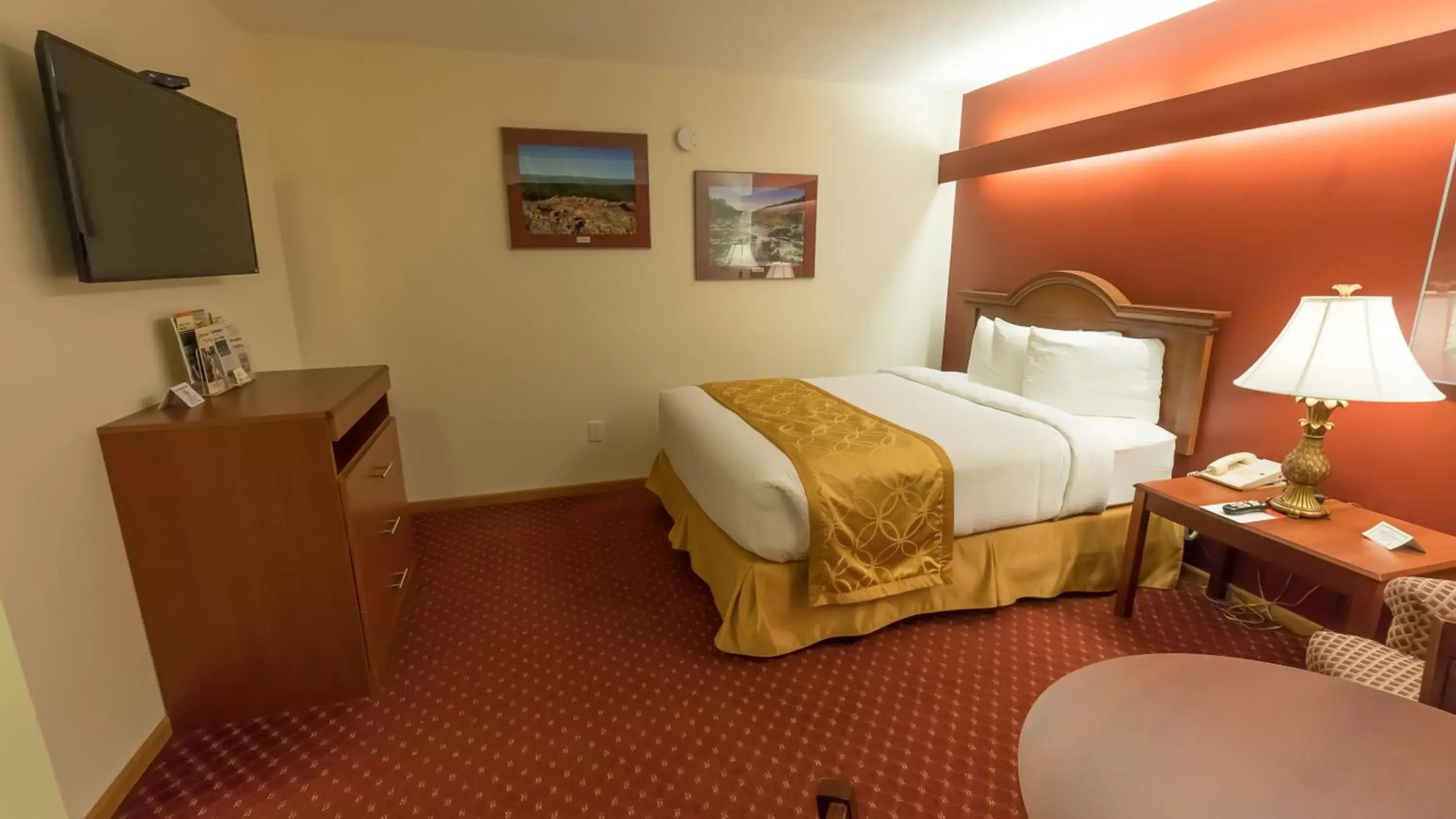 Bed in Shepherd Mountain Inn & Suites