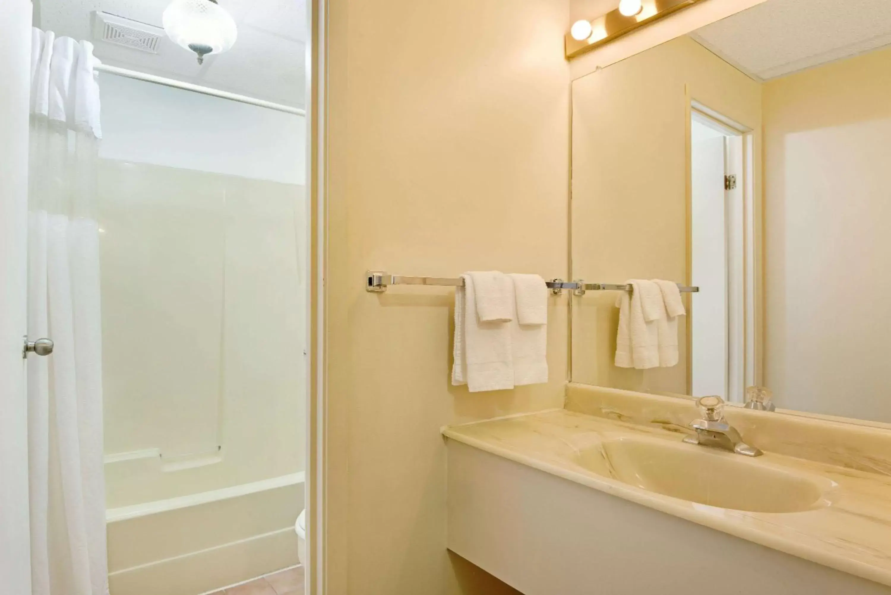 Photo of the whole room, Bathroom in Knights Inn - Park Villa Motel, Midland