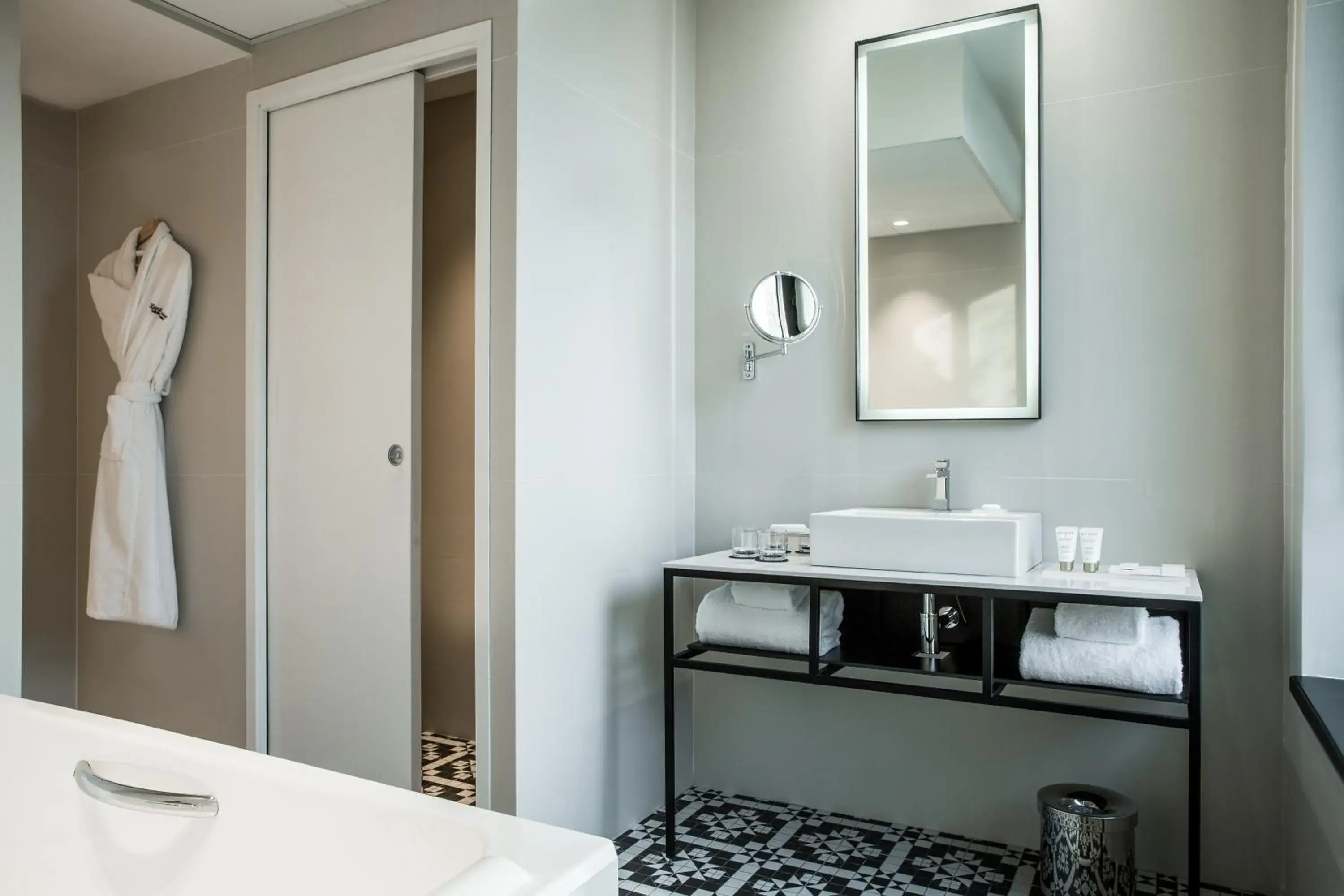 Bathroom, Bed in Hôtel Louvre-Lens - Esprit de France Bathroom, Bed in Hôtel Louvre-Lens - Esprit de France