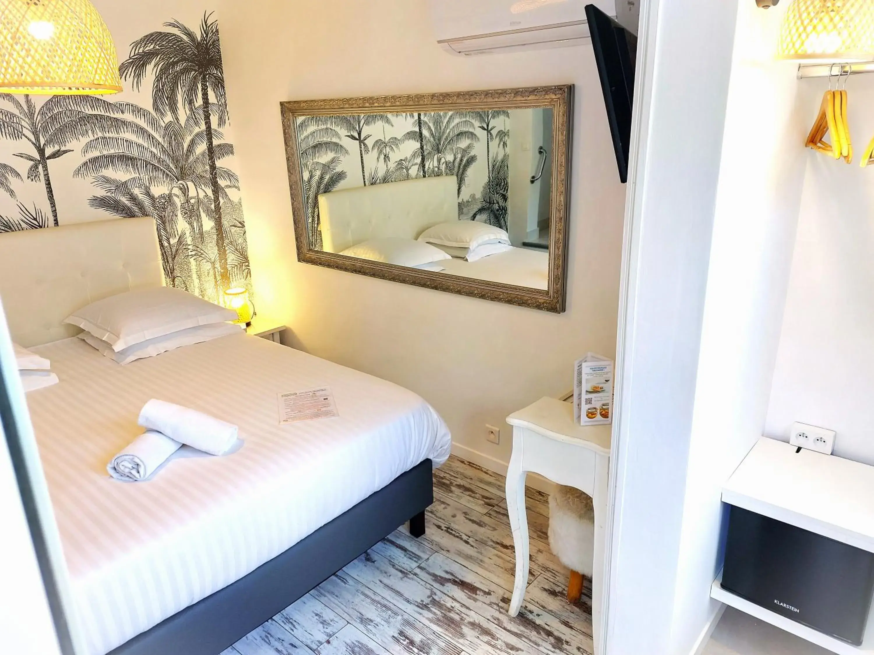 Double Room with Terrace in Hotel Les Jardins de Bormes