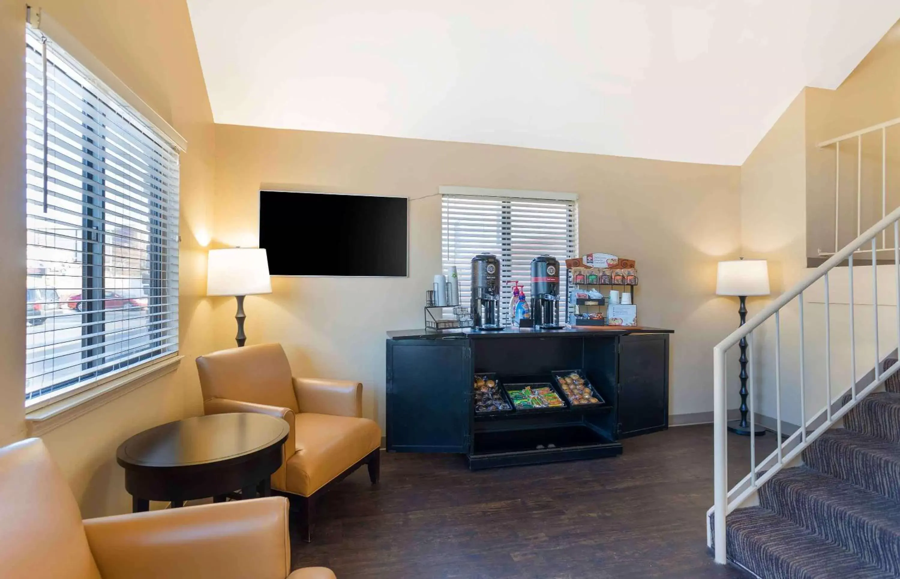 Breakfast, TV/Entertainment Center in Extended Stay America Suites - Nashville - Brentwood