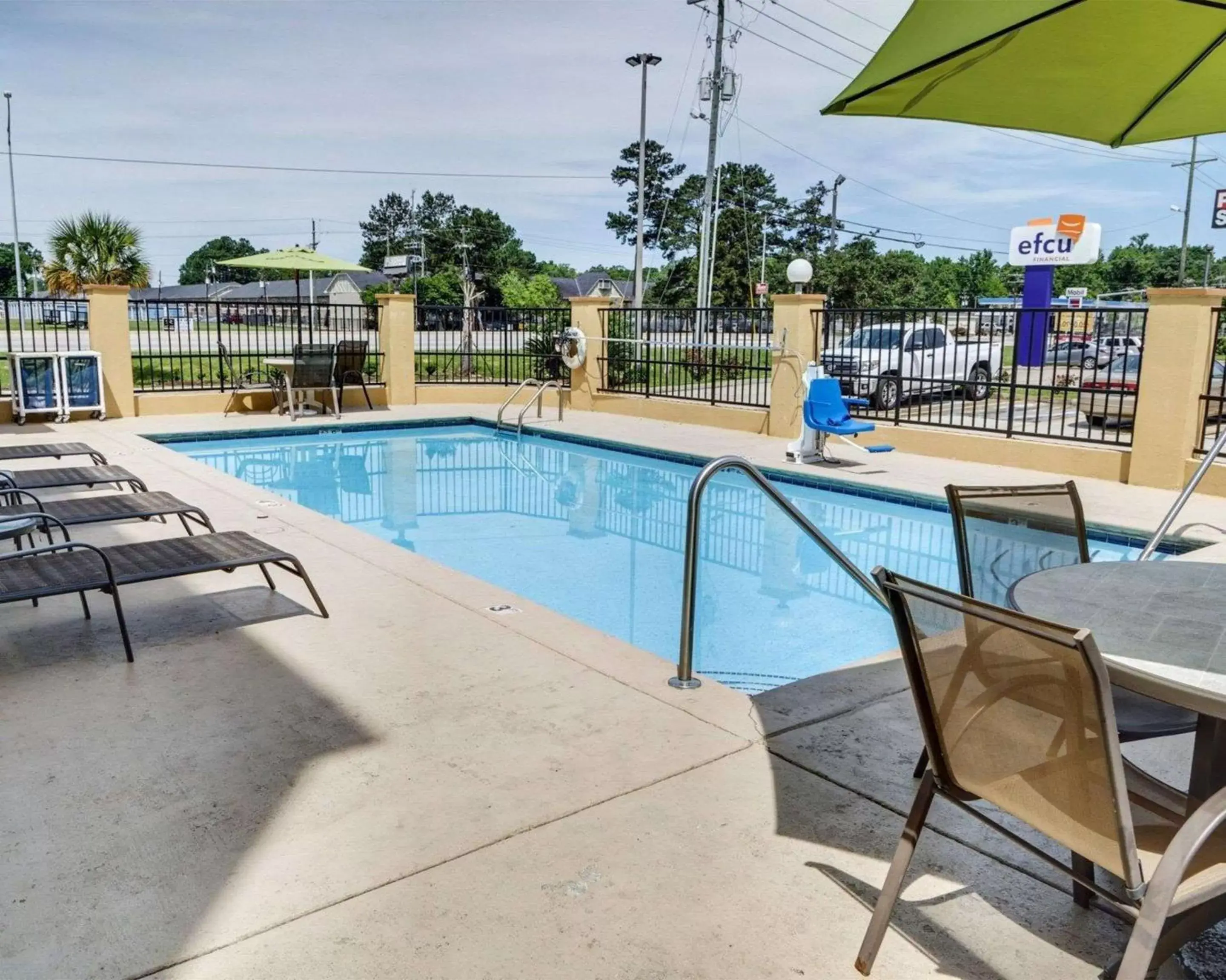 On site, Swimming Pool in Quality Suites Baton Rouge East - Denham Springs