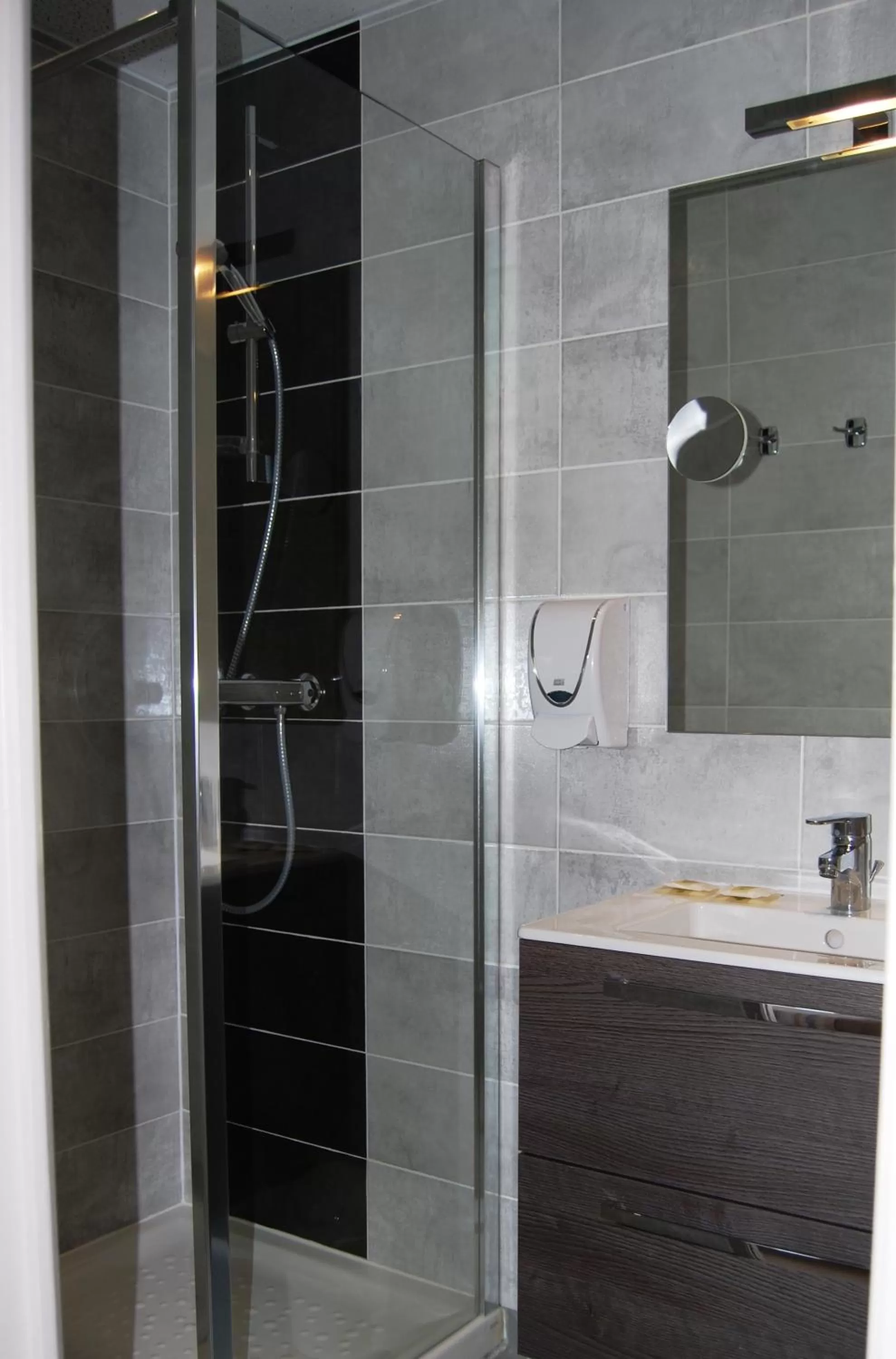 Bathroom in Logis Hôtel Restaurant du Midi - Rodez Centre