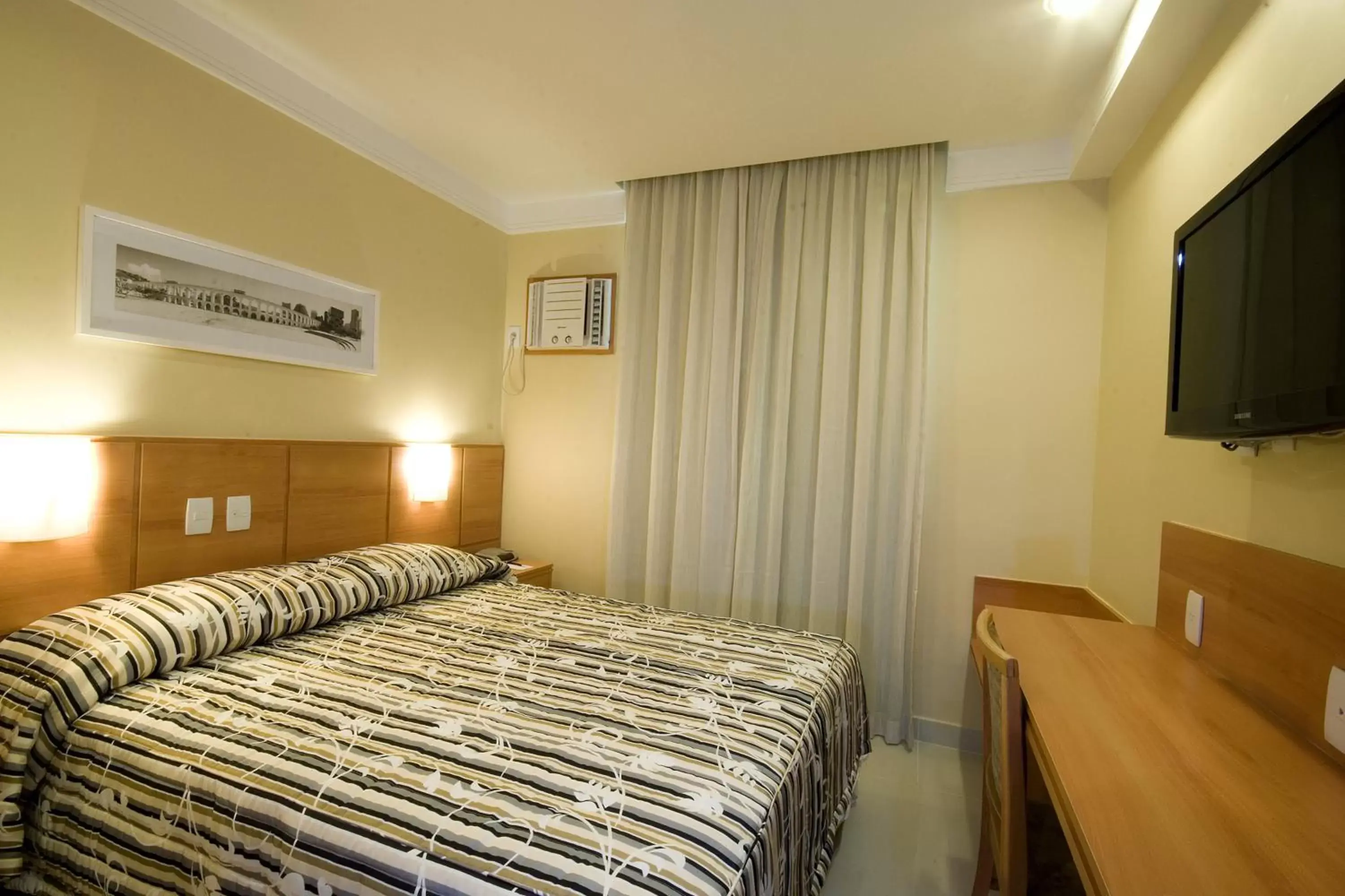 Photo of the whole room, Bed in Hotel Atlântico Business Centro