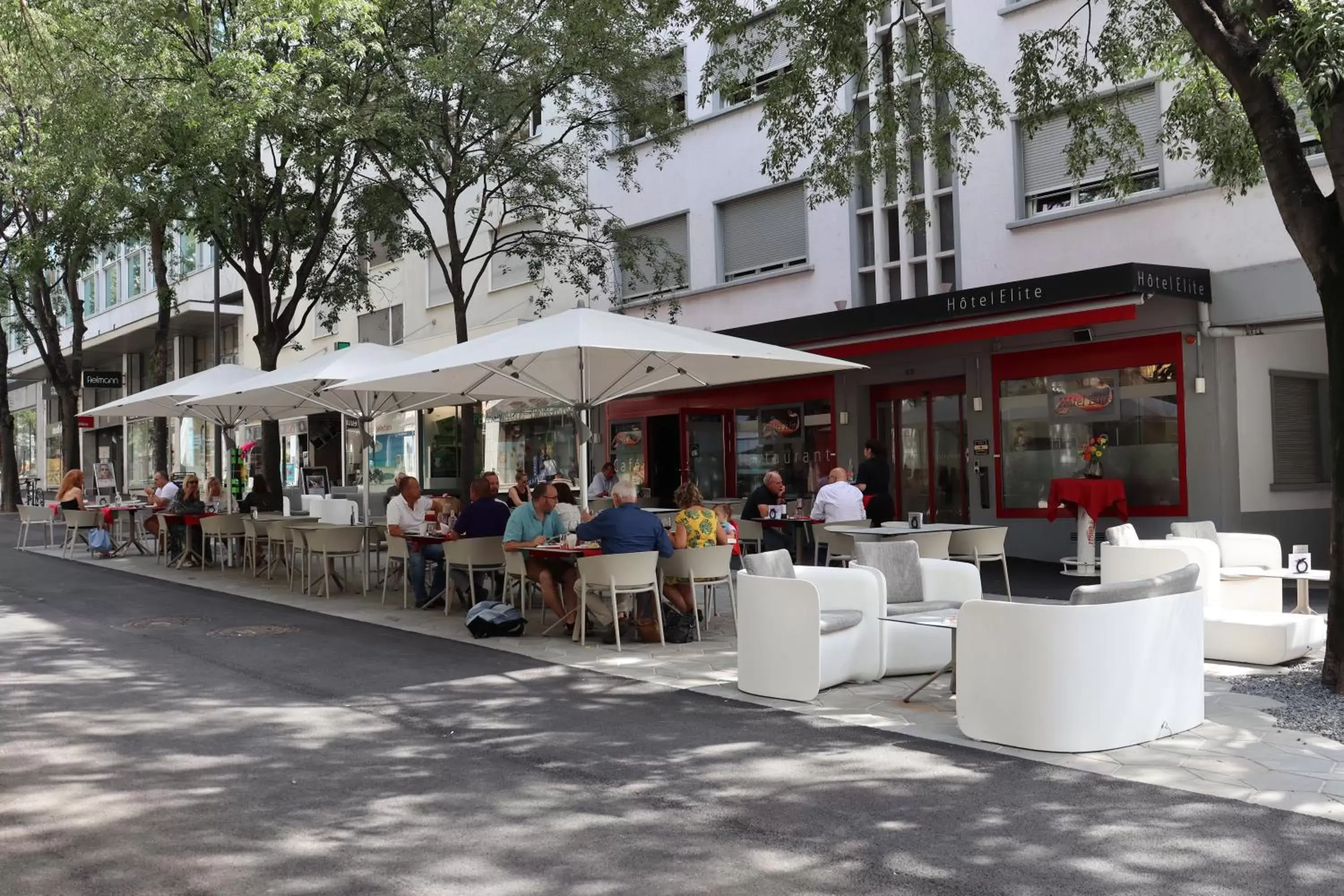 Patio, Restaurant/Places to Eat in Hôtel Elite