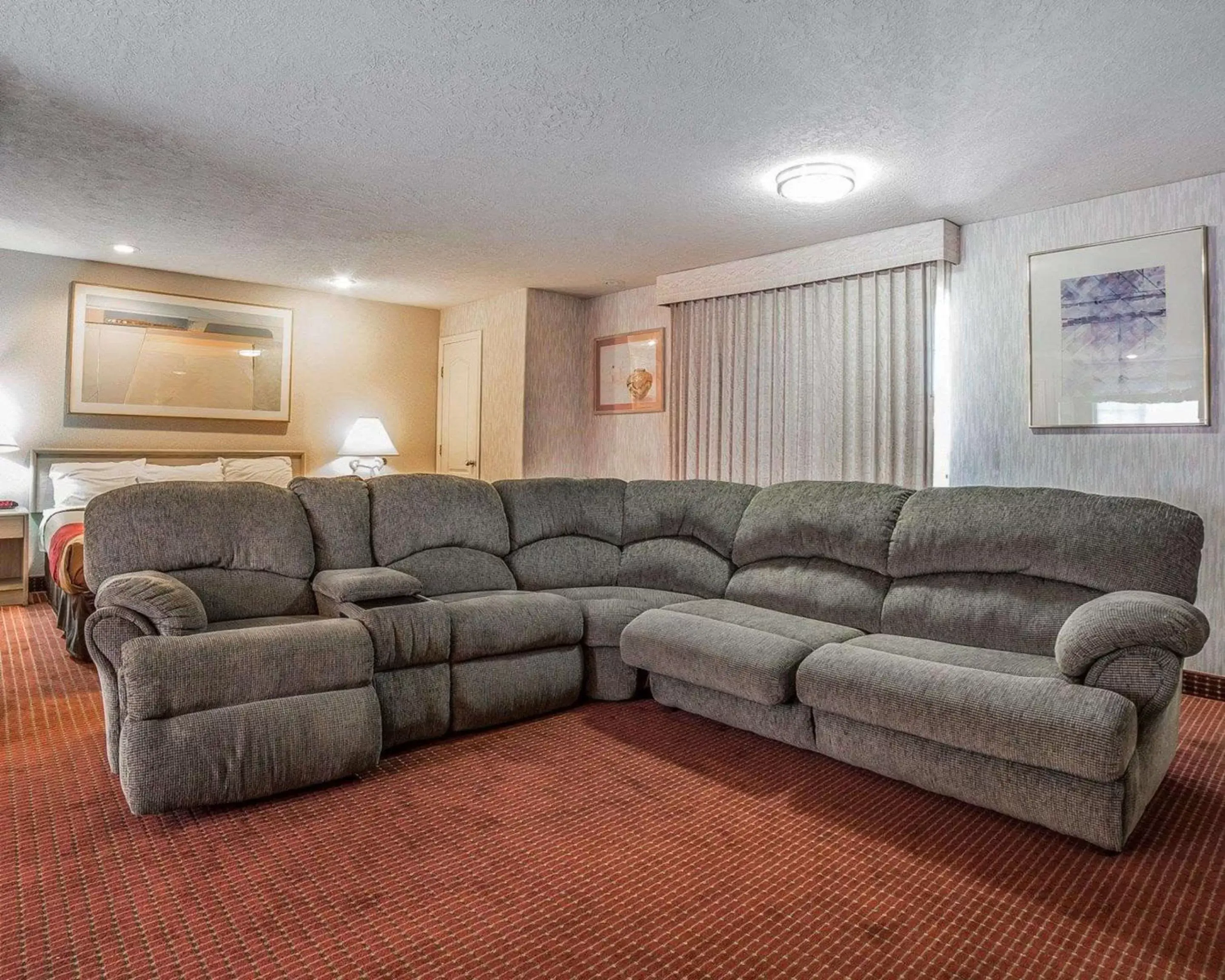 Photo of the whole room, Seating Area in Econo Lodge St George North - Near Pioneer Park