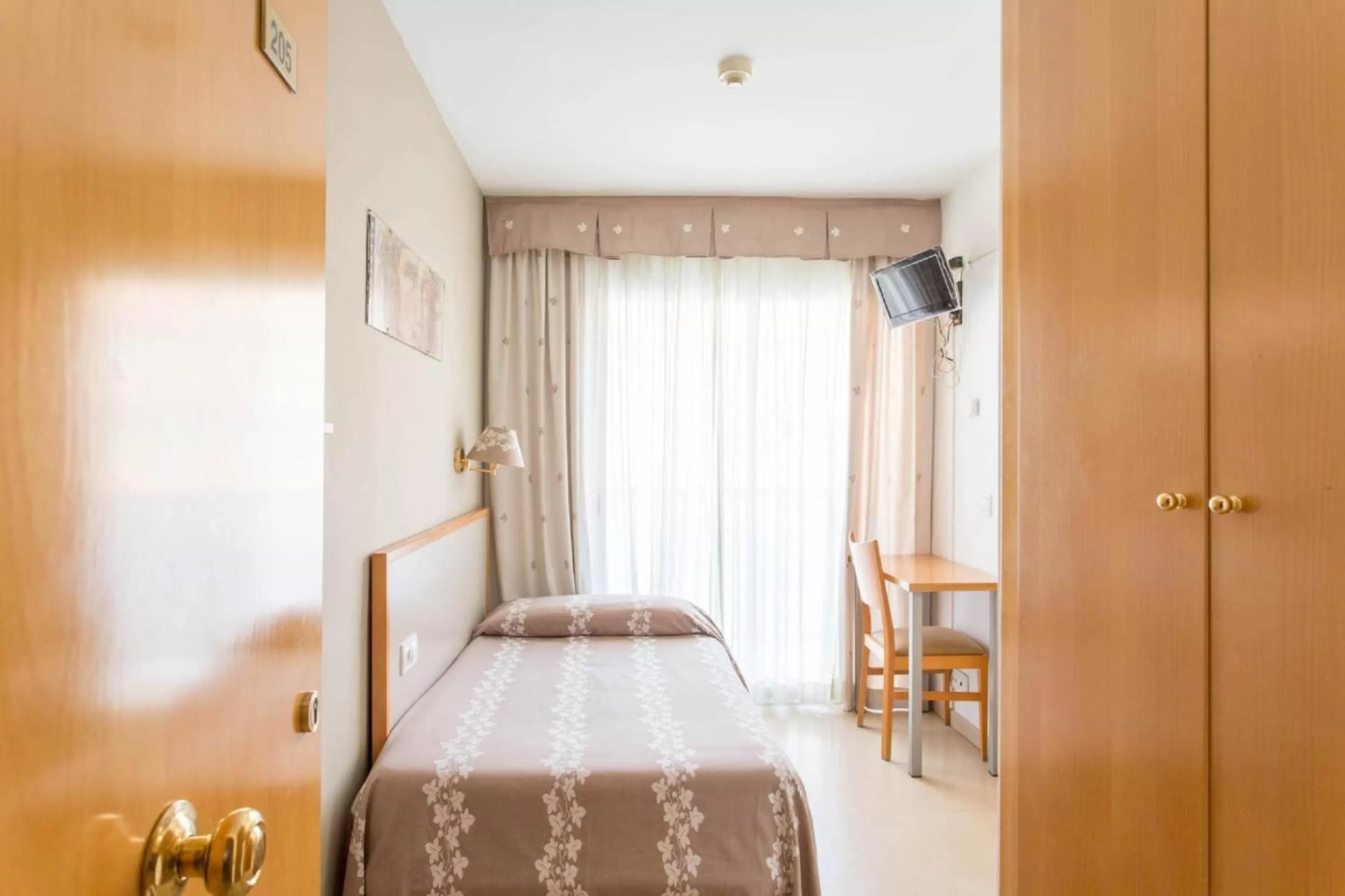 Bathroom, Bed in Hotel Cosmos Tarragona