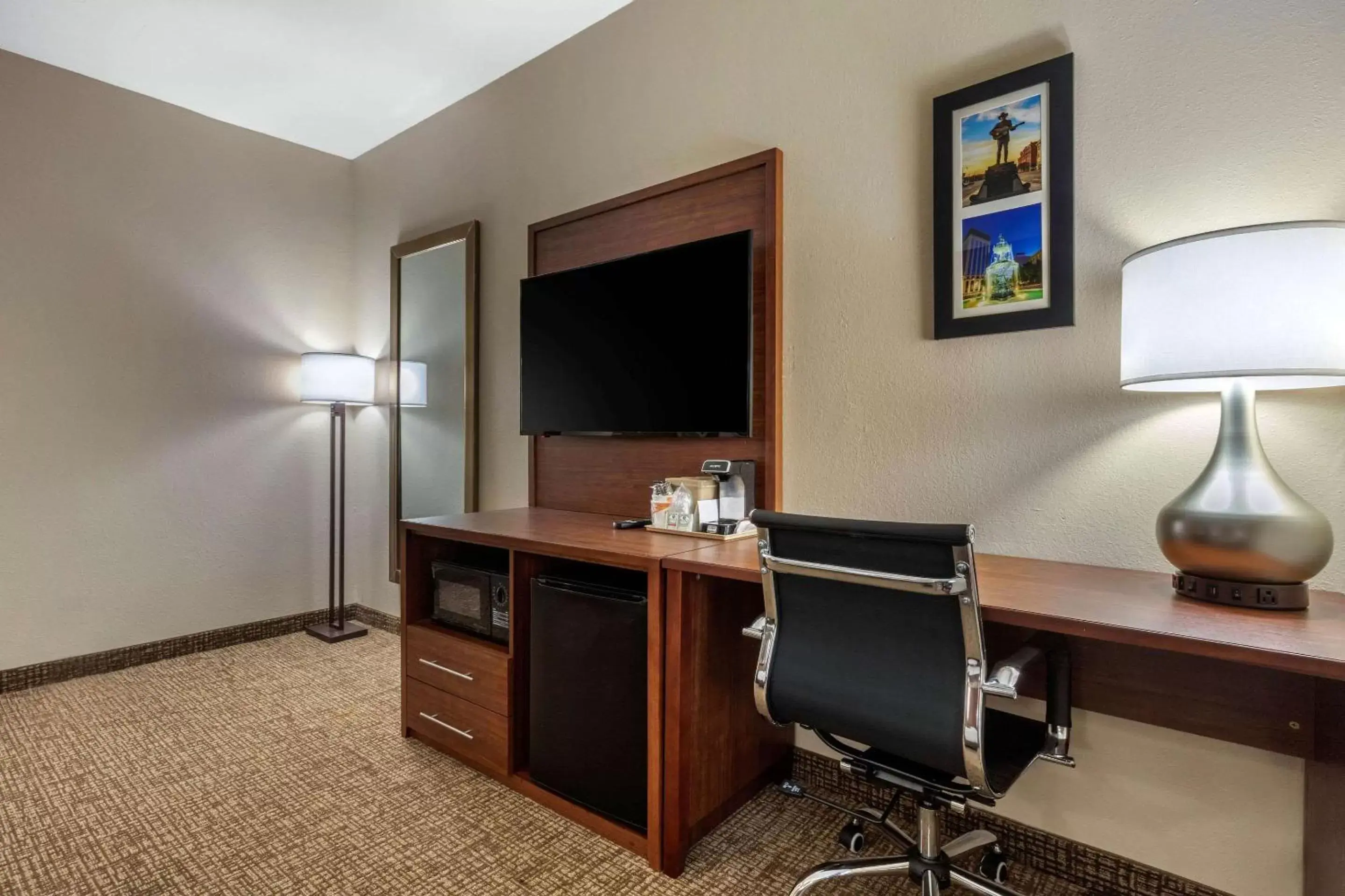 Photo of the whole room, TV/Entertainment Center in Comfort Inn & Suites Montgomery East Carmichael Rd