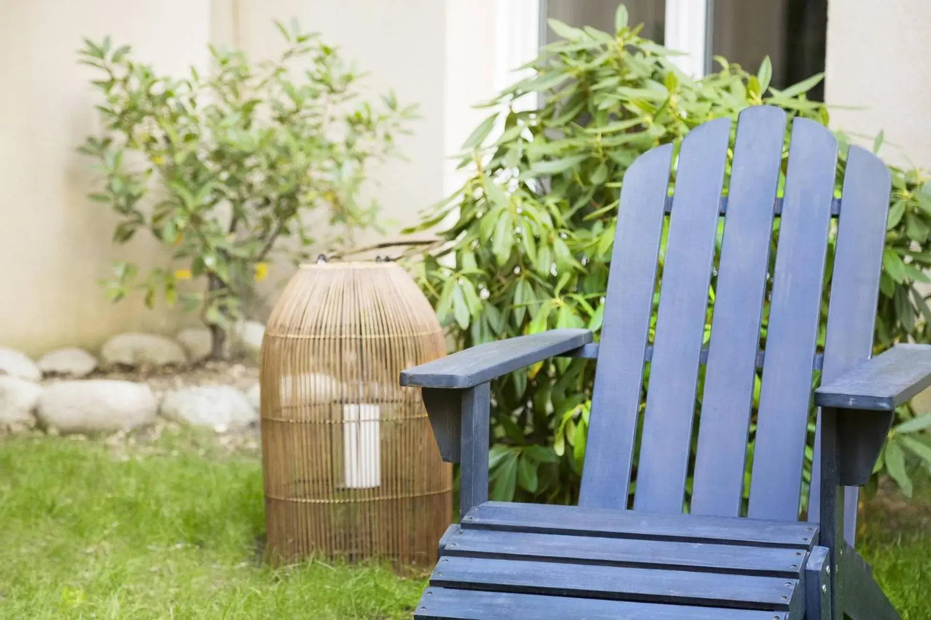 Patio in Hotel Izzy by HappyCulture