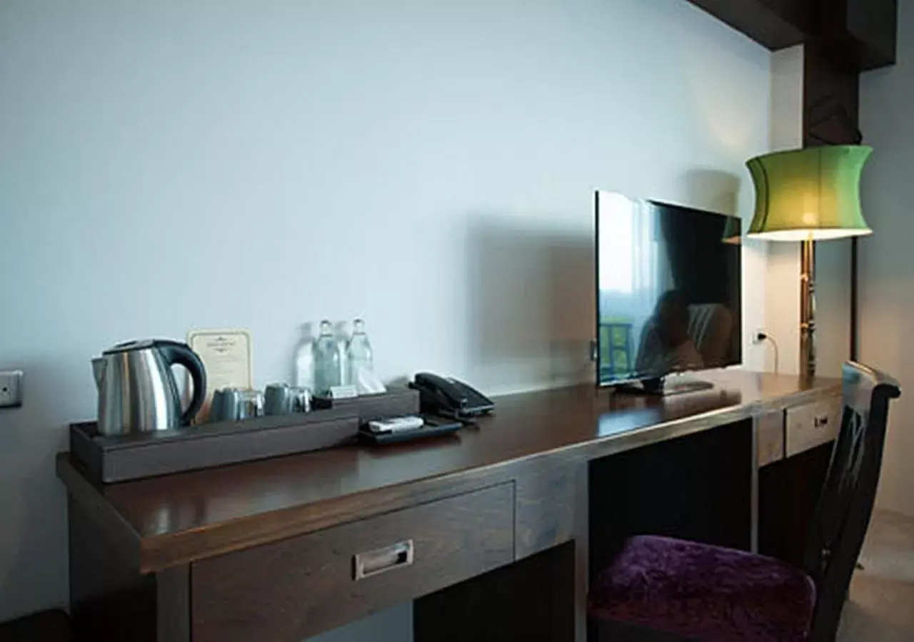 TV and multimedia, Kitchen/Kitchenette in The Bridge Residence Hotel