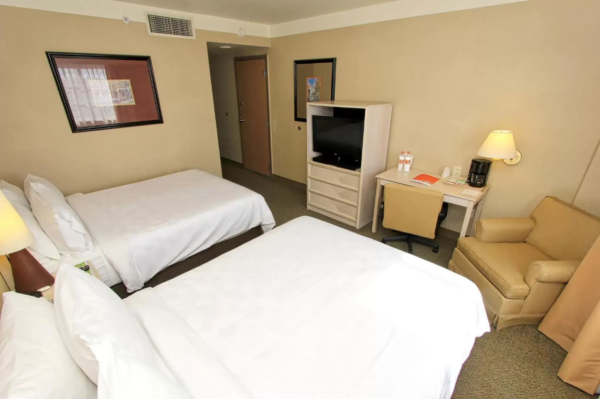 Photo of the whole room, Bed in Holiday Inn Leon-Convention Center, an IHG Hotel