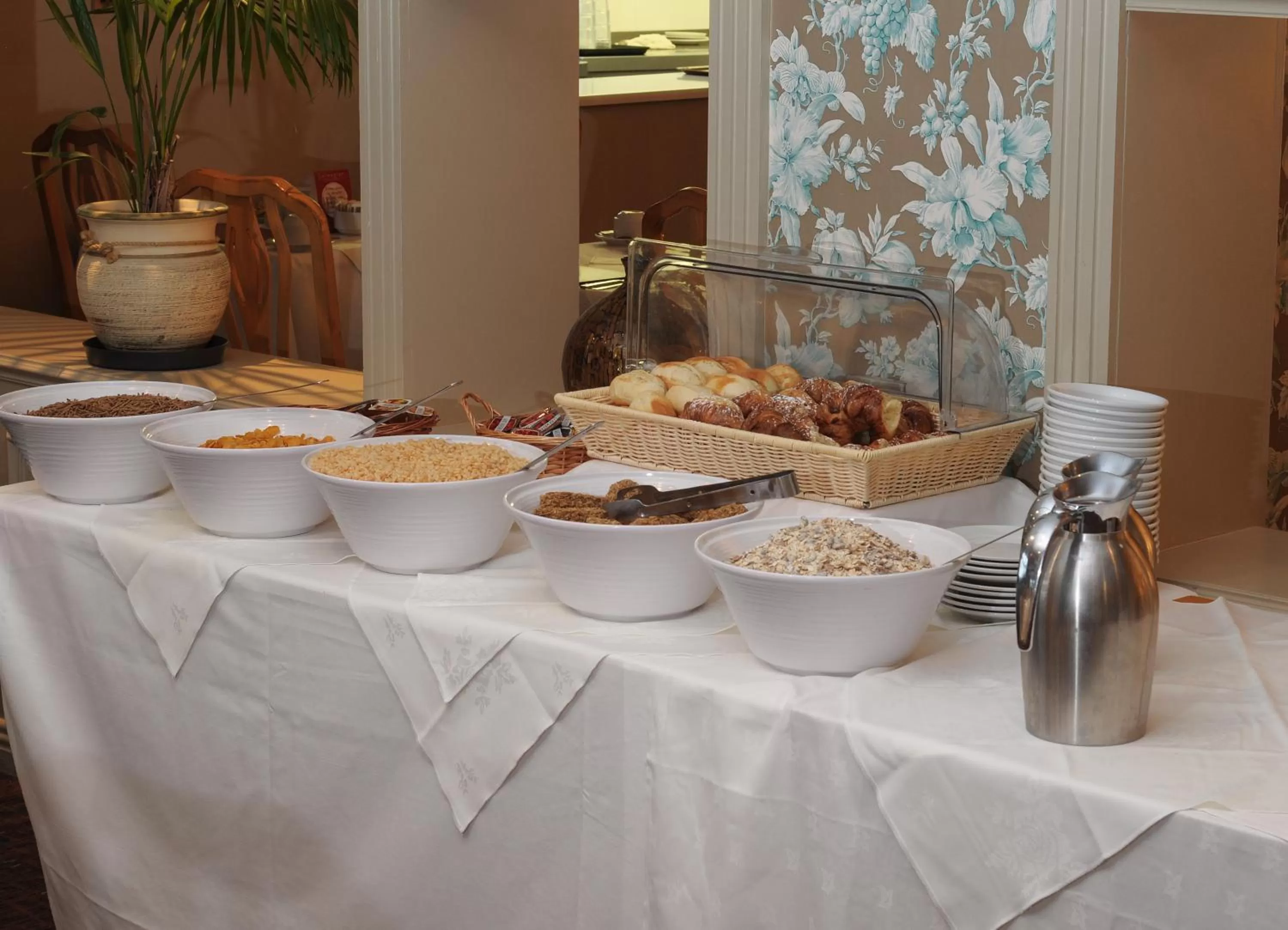 Restaurant/places to eat in Flannery's Hotel