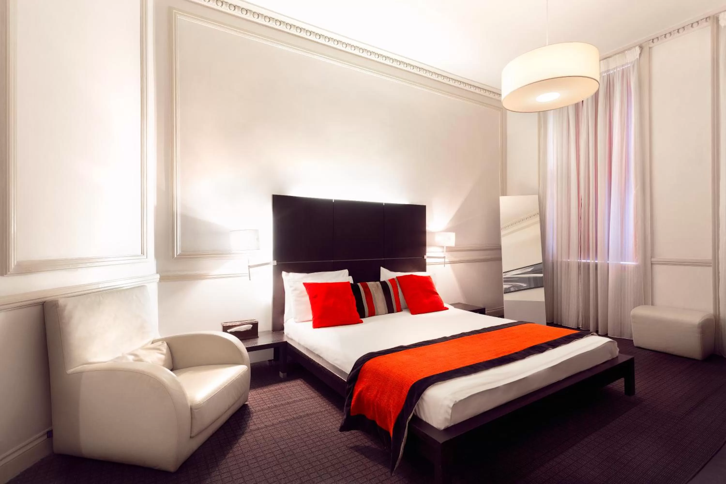 Bed in The Sumner Hotel