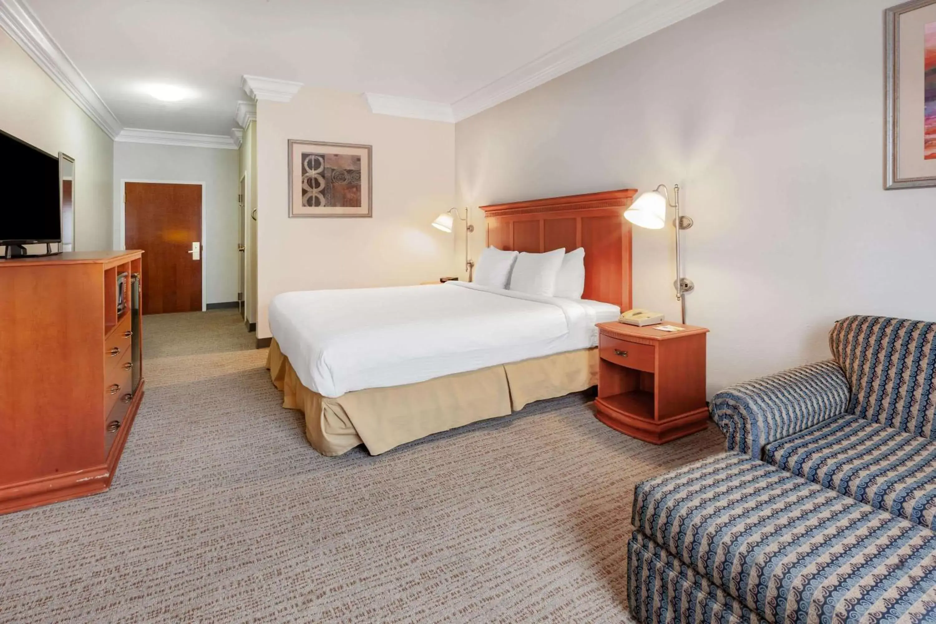 Photo of the whole room, Bed in Days Inn by Wyndham Alta Vista