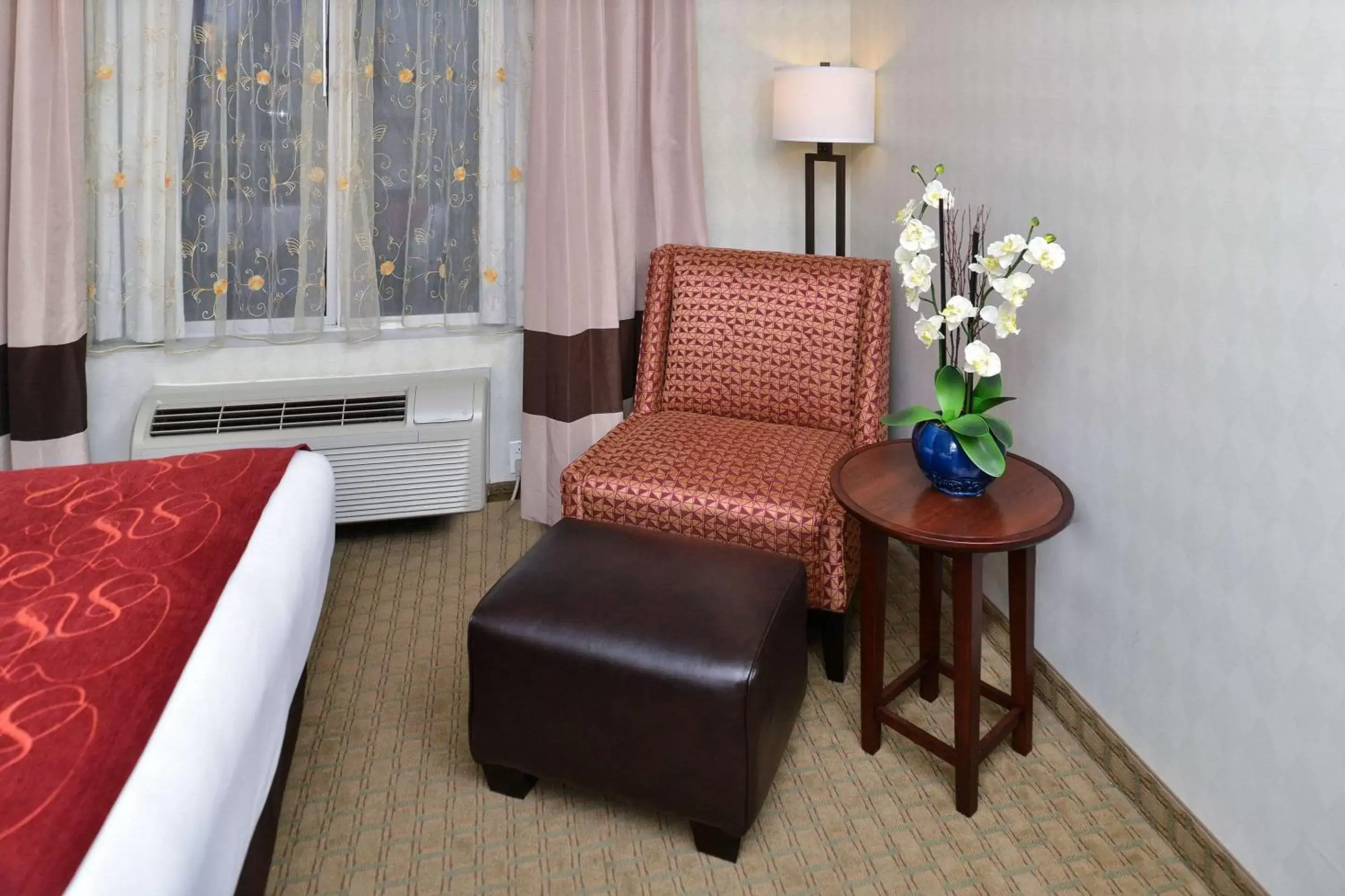 Photo of the whole room, Seating Area in Comfort Suites Airport Tukwila Seattle