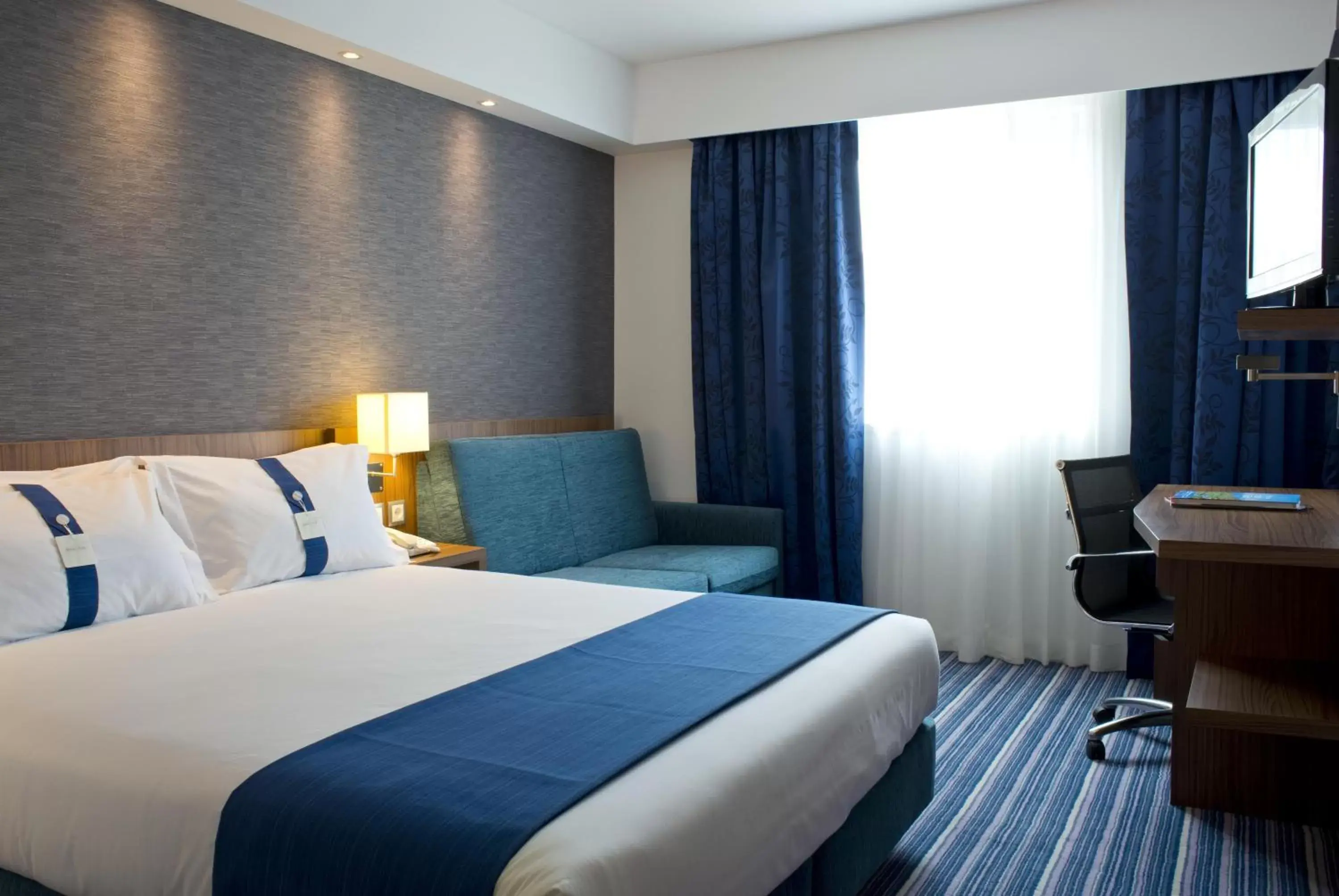 Photo of the whole room, Bed in Holiday Inn Express Wakefield, an IHG Hotel