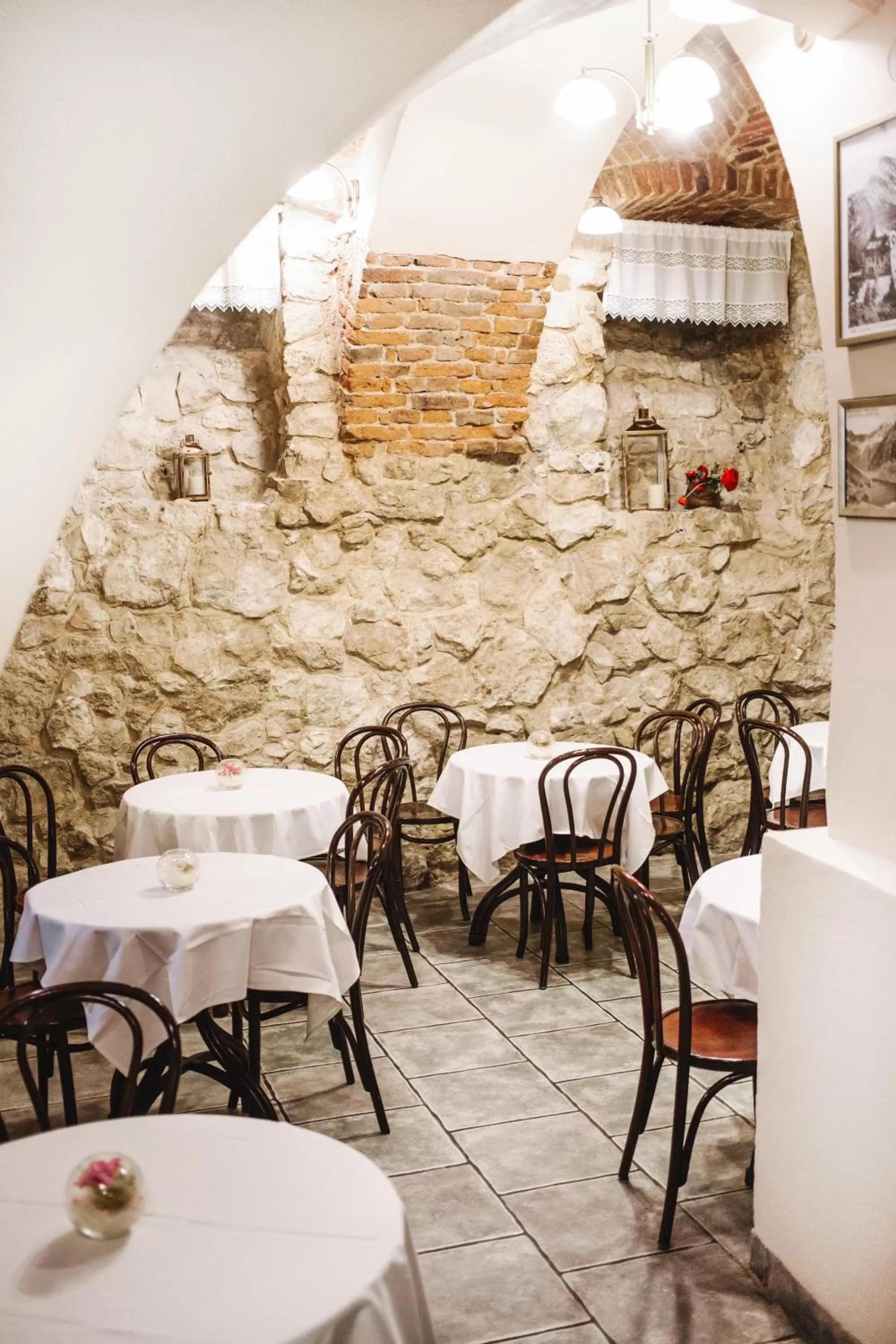 Restaurant/places to eat in Hotel Eden