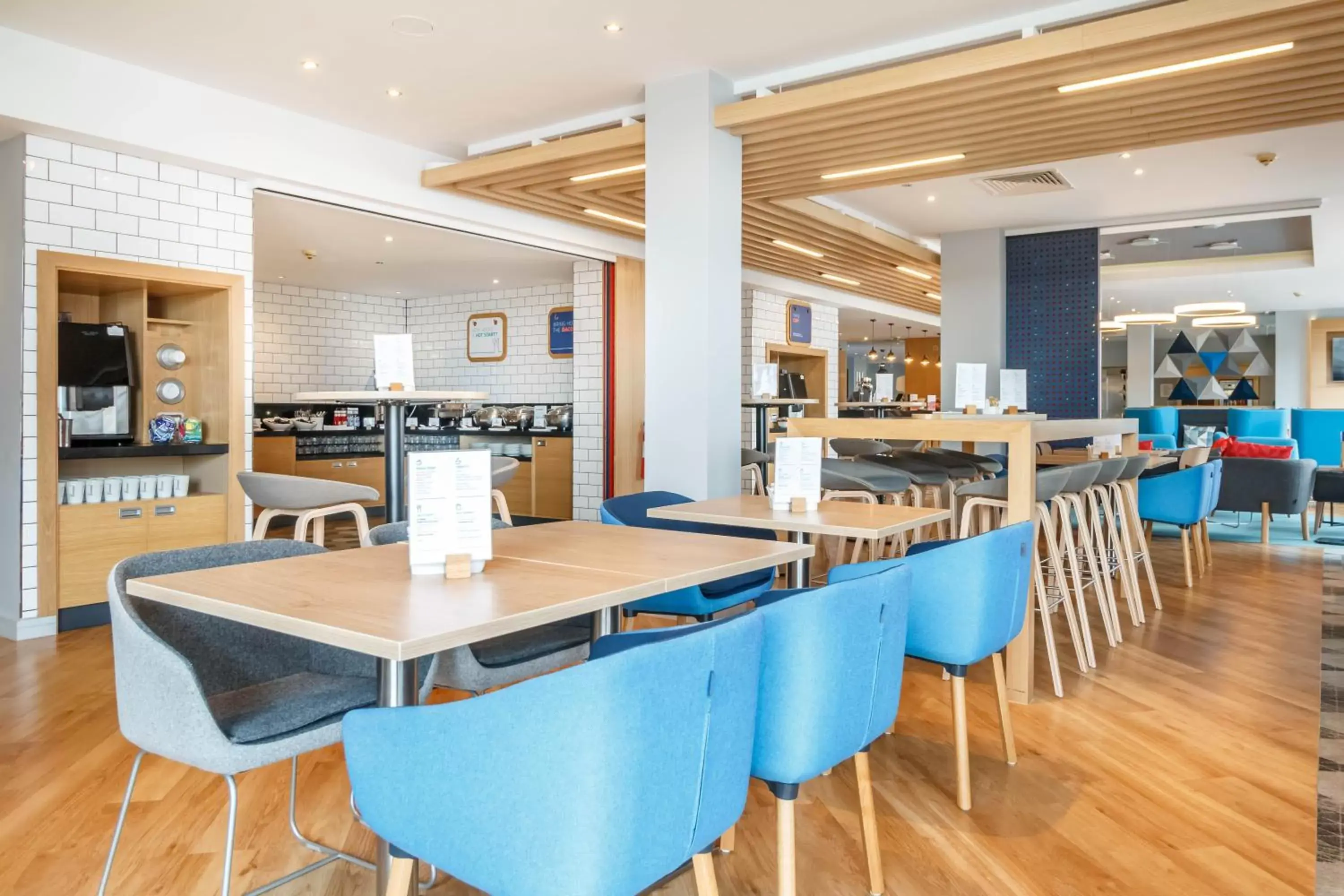 Restaurant/places to eat, Lounge/Bar in Holiday Inn Express Walsall M6, J10, an IHG Hotel