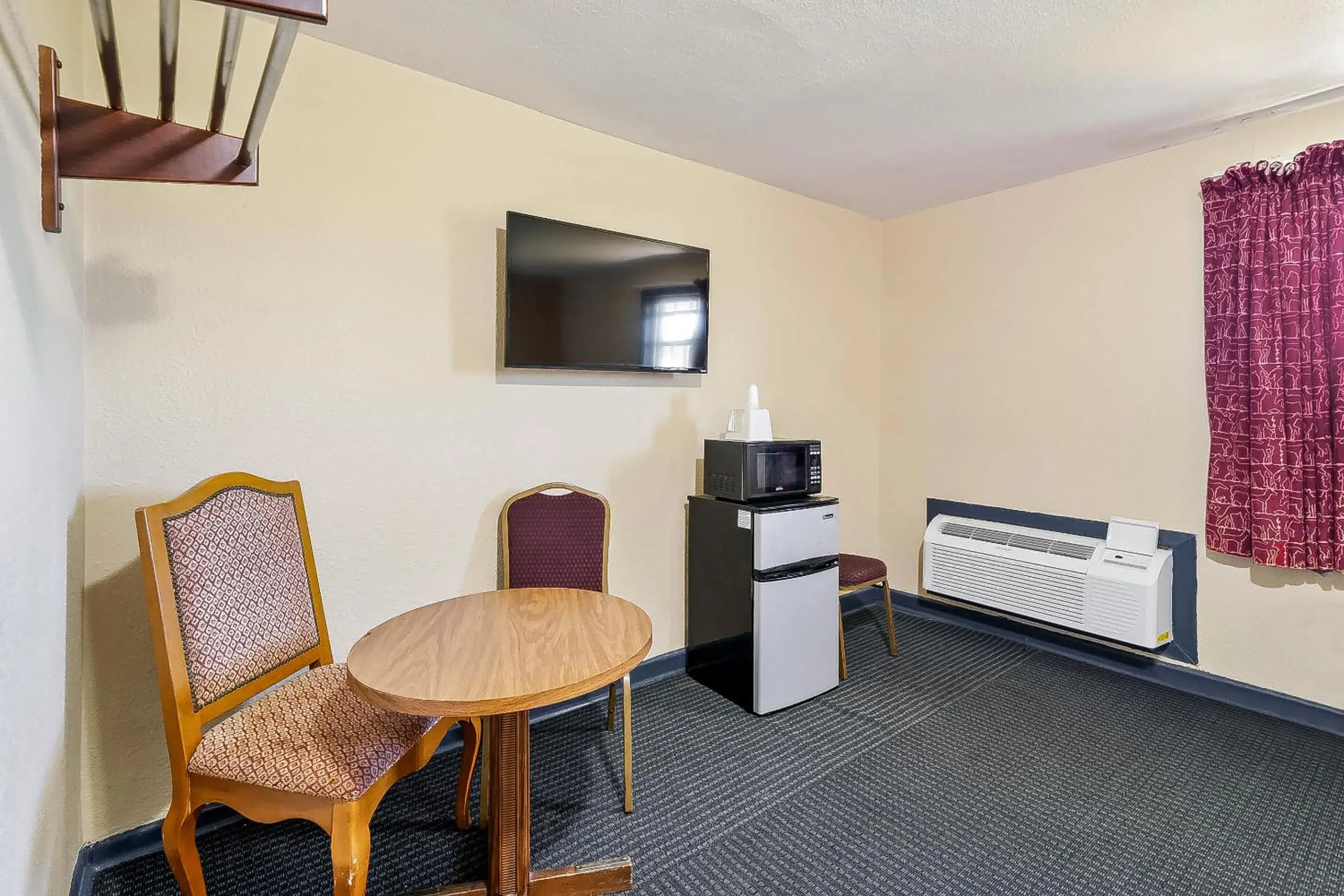 Area and facilities, TV/Entertainment Center in OYO Hotel Luling TX Downtown I-10/US-90