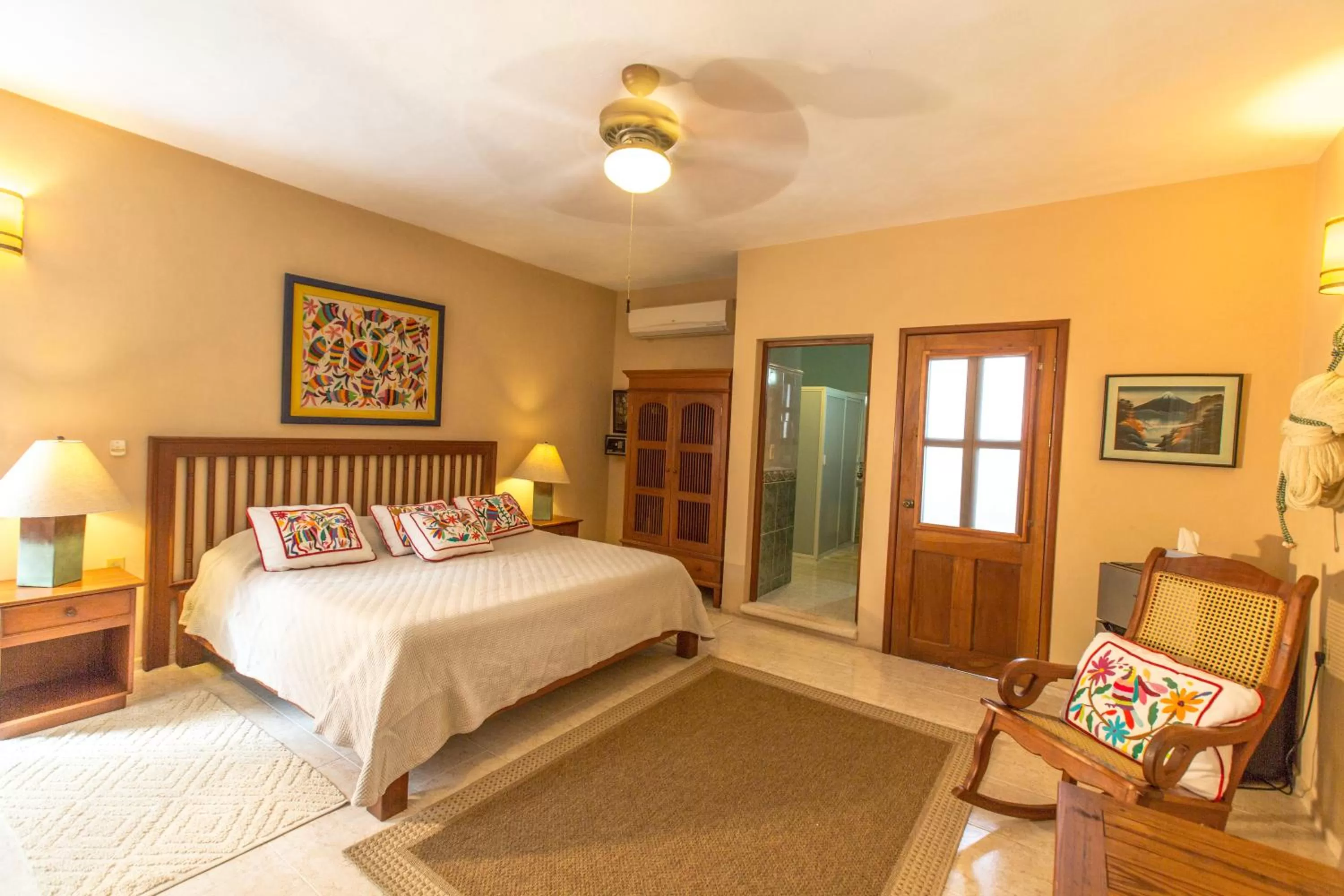 Photo of the whole room, Bed in Casa Quetzal Hotel