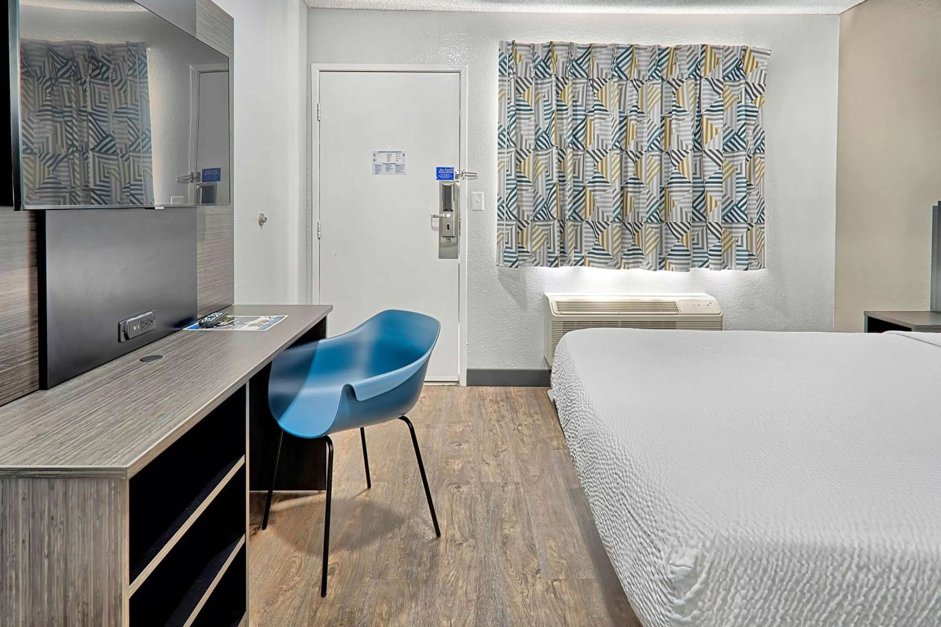 Bedroom, Bed in Motel 6-Lancaster, CA