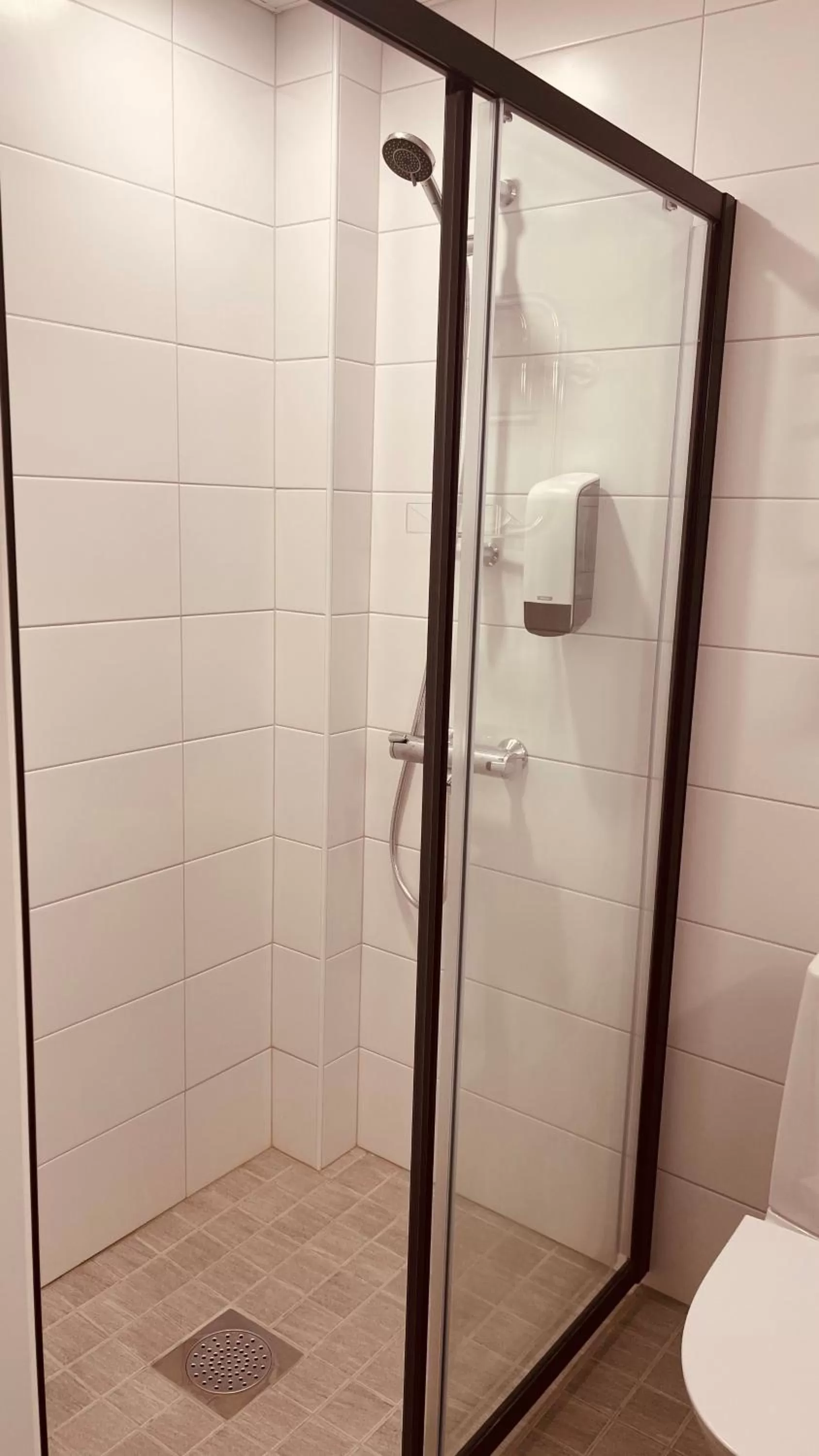 Shower in Hotelli Loimu by UHANDA