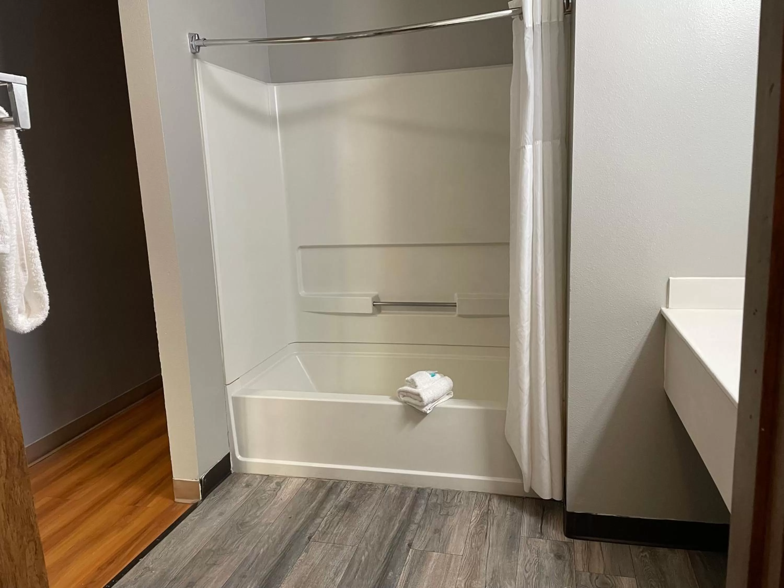 Bathroom in Sunnyside Inn and Suites