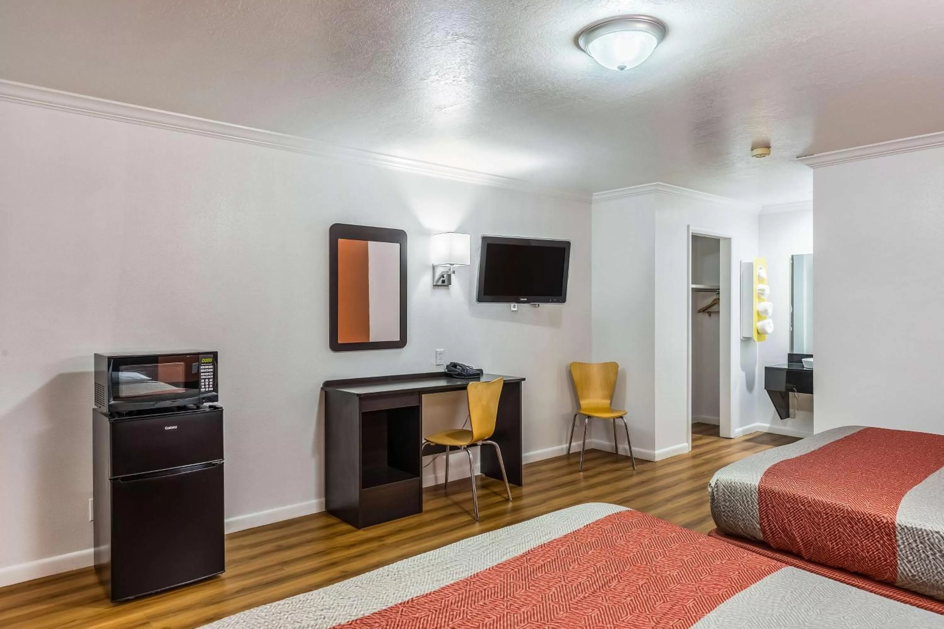 TV and multimedia, Bed in Motel 6 Tremonton, Utah