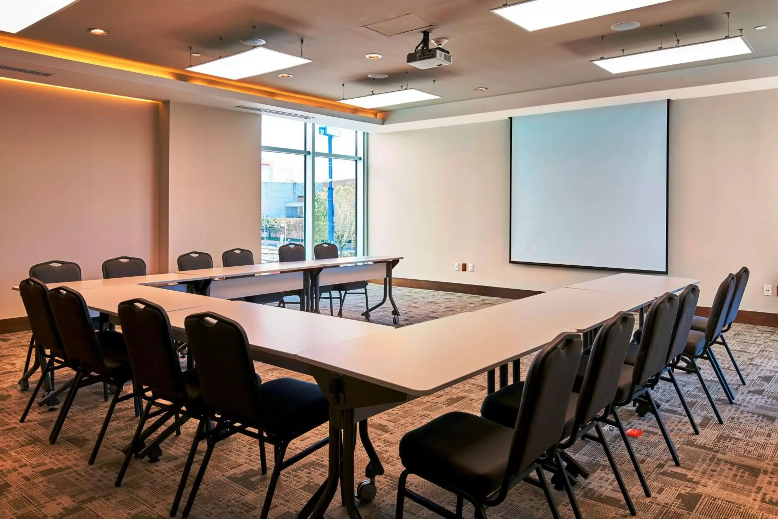 Meeting/conference room in Hampton Inn by Hilton Leon