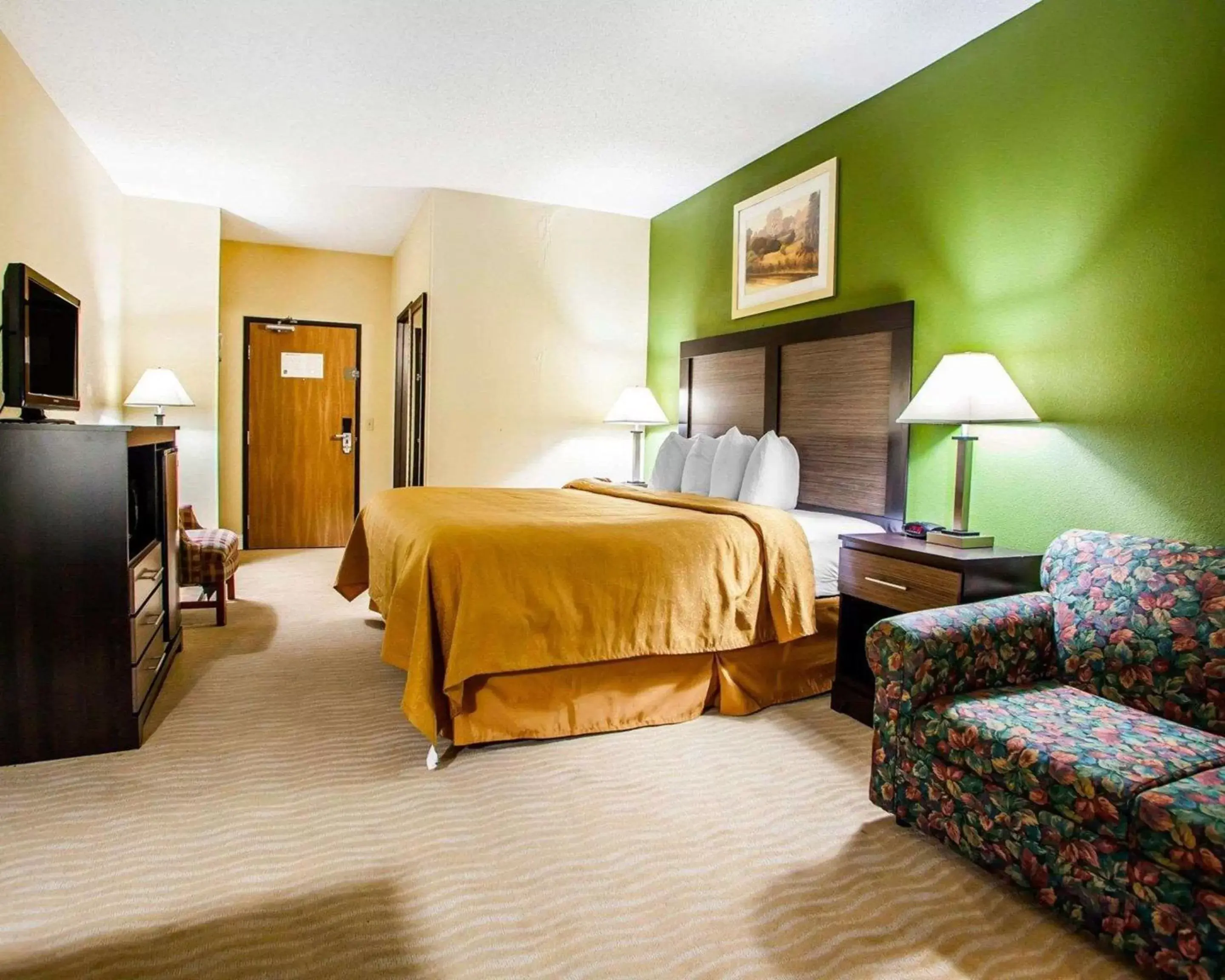 Photo of the whole room, Bed in Quality Inn & Suites Champaign