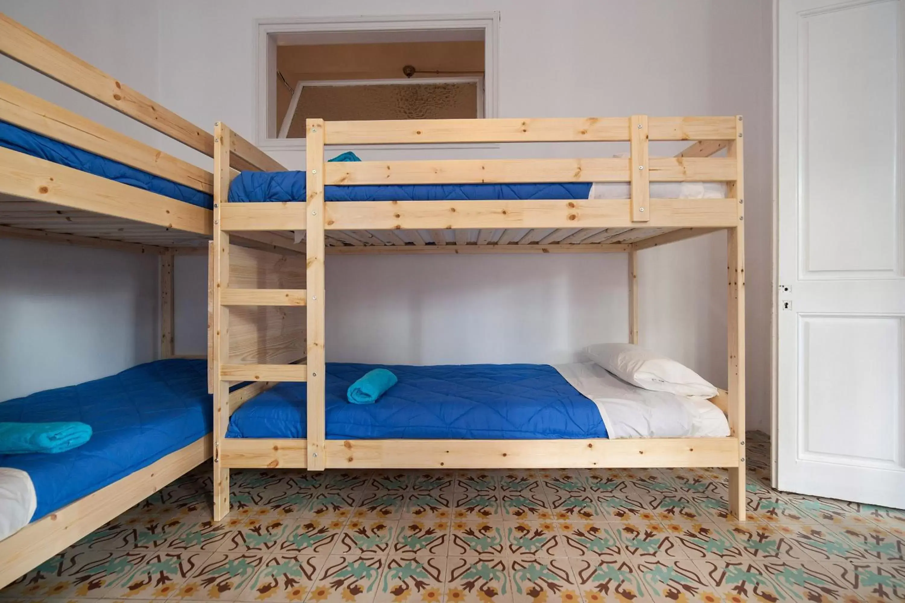 Property building, Bunk Bed in Bed in Girona