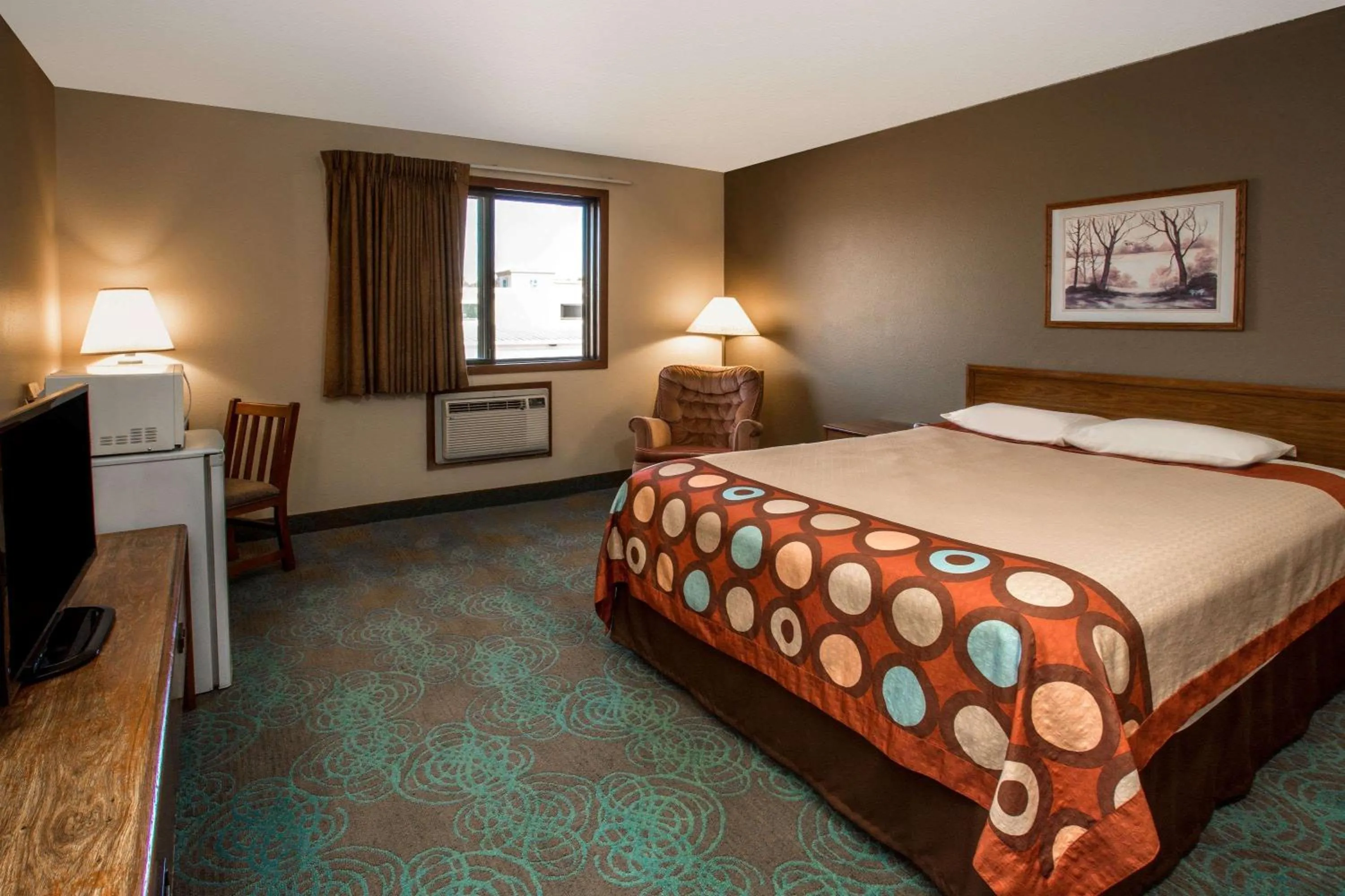 Photo of the whole room, Bed in Super 8 by Wyndham Hartford WI