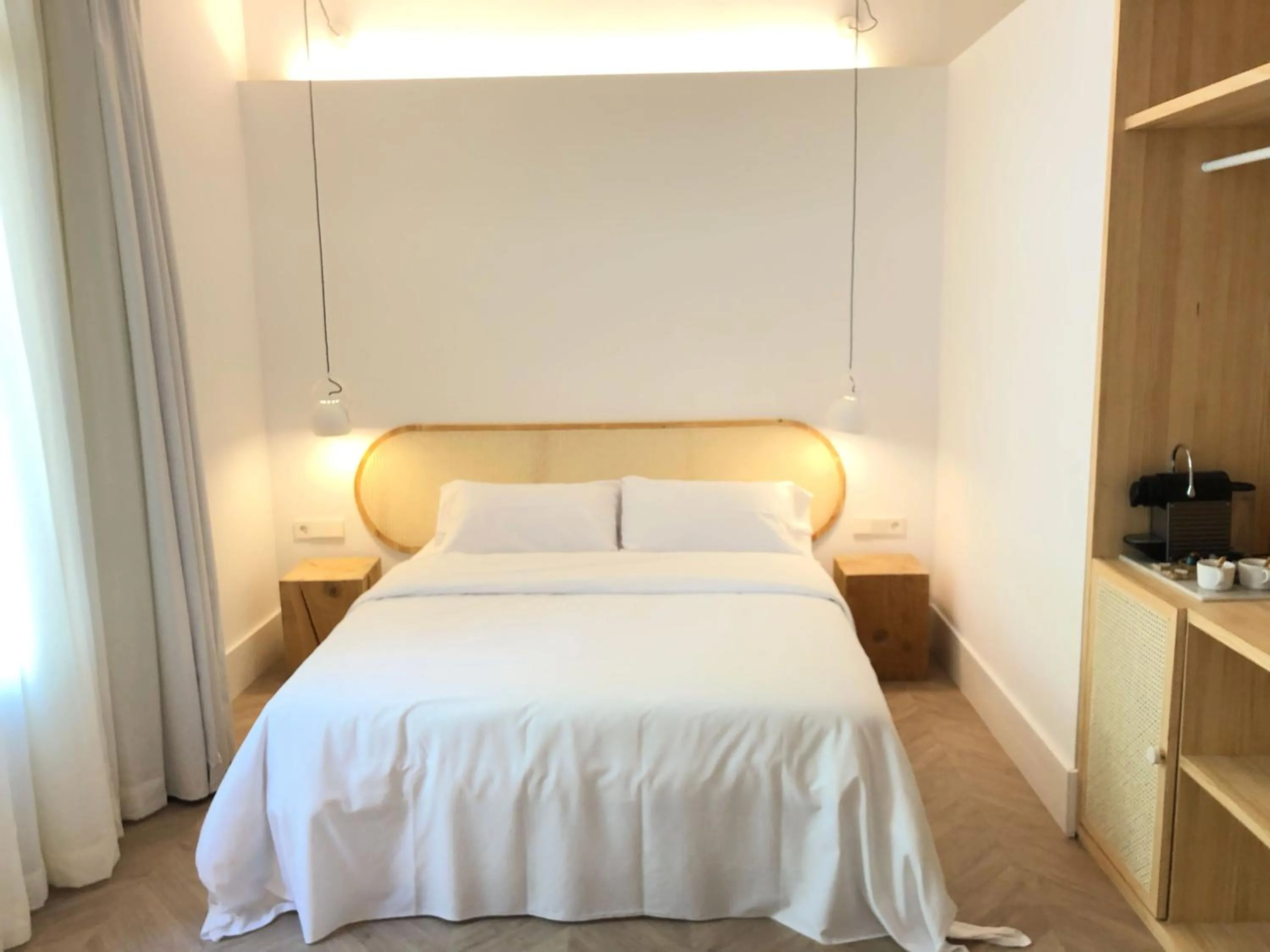 Photo of the whole room, Bed in The MO House